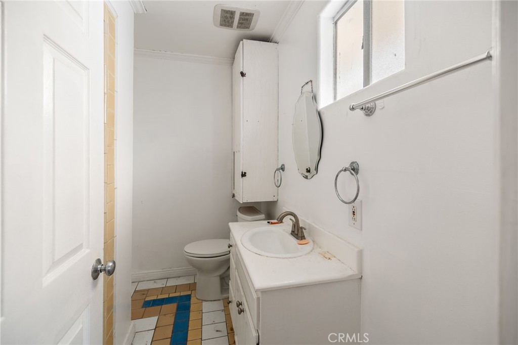 3913 S Budlong Avenue