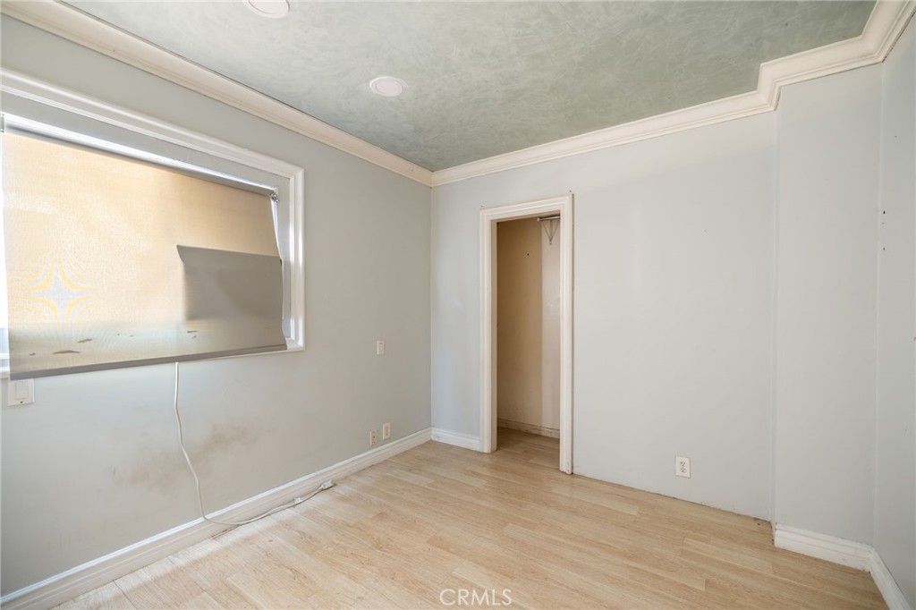 3913 S Budlong Avenue