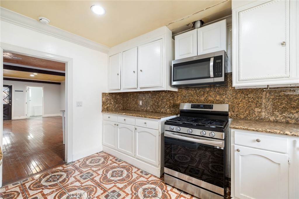 3913 S Budlong Avenue