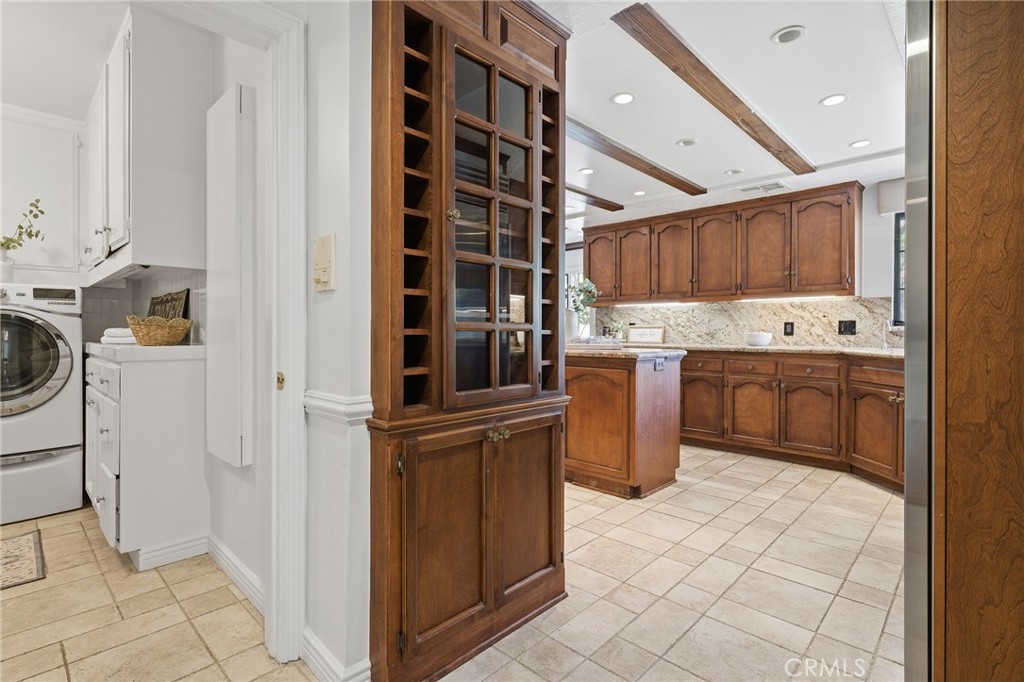 3906 Lake Vista Court