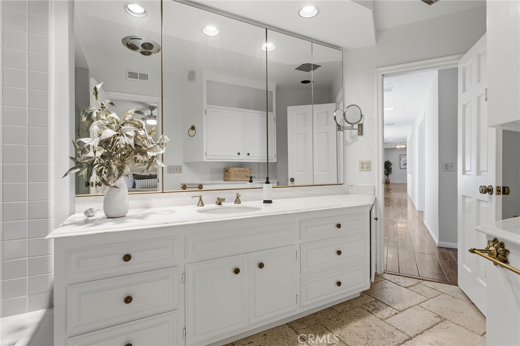 3906 Lake Vista Court