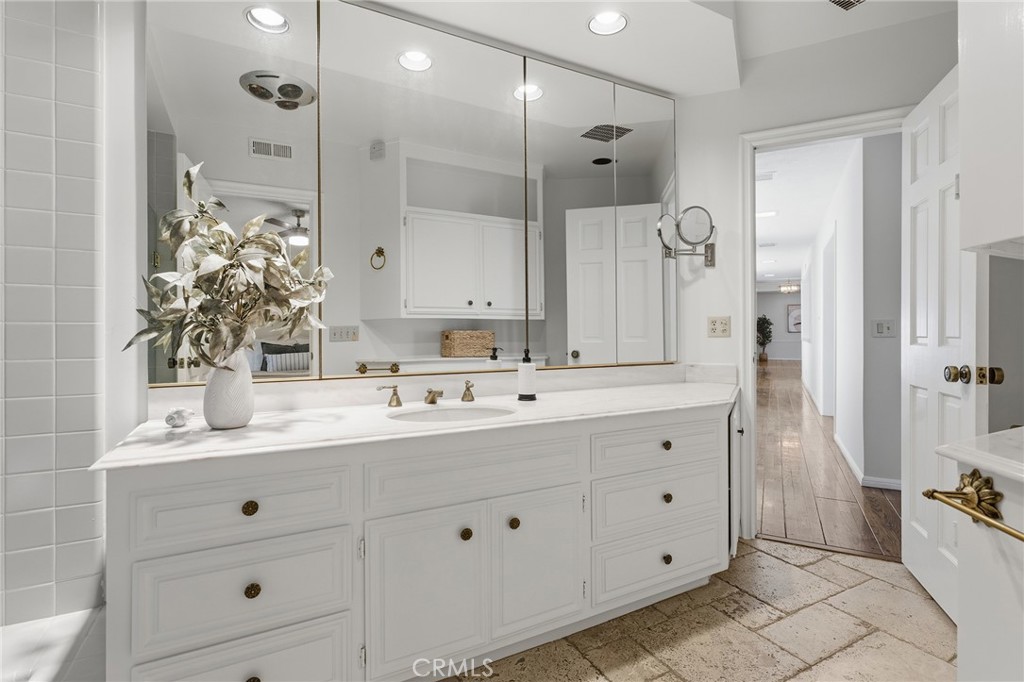 3906 Lake Vista Court