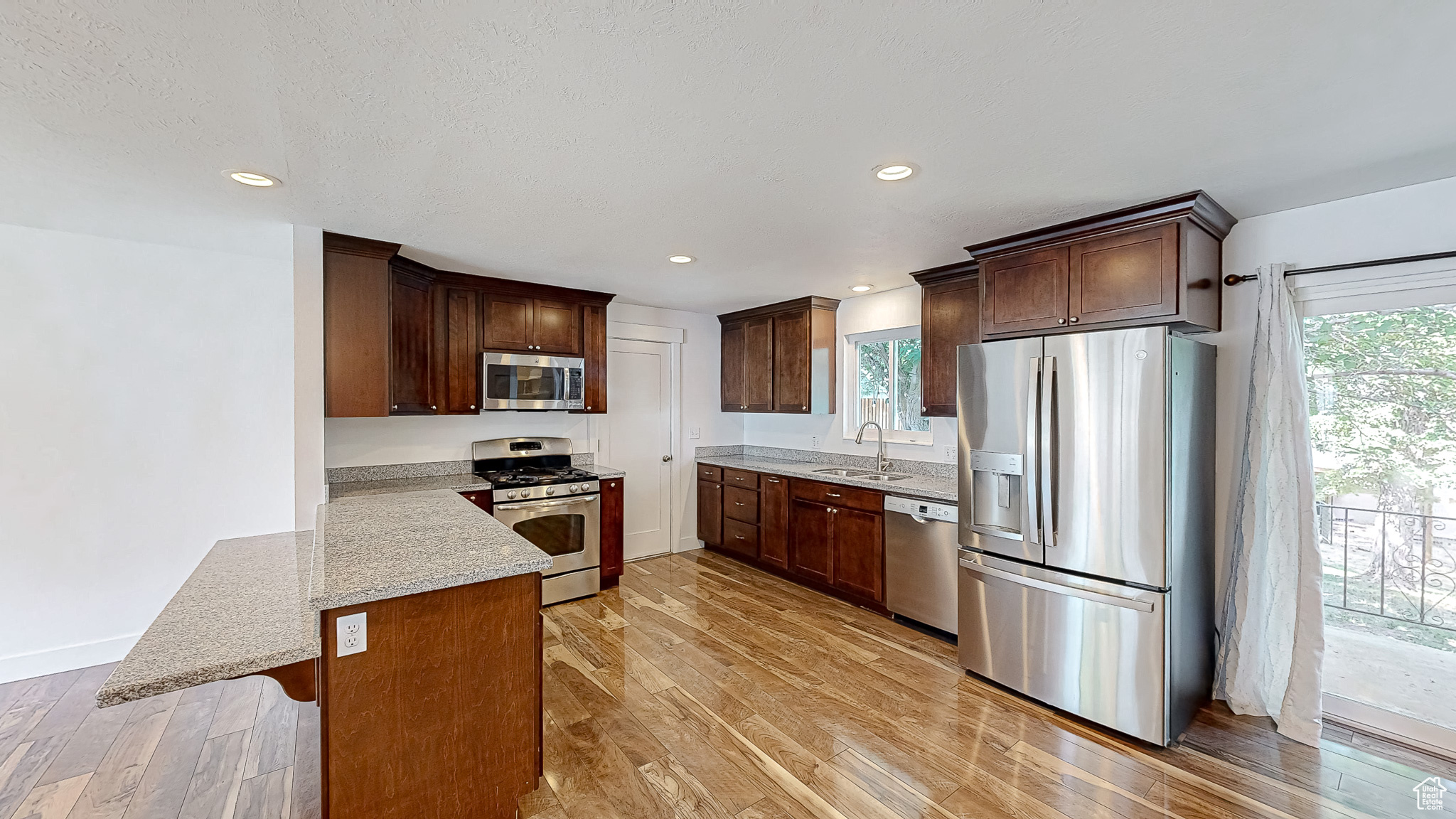 44 S ASTOR LN