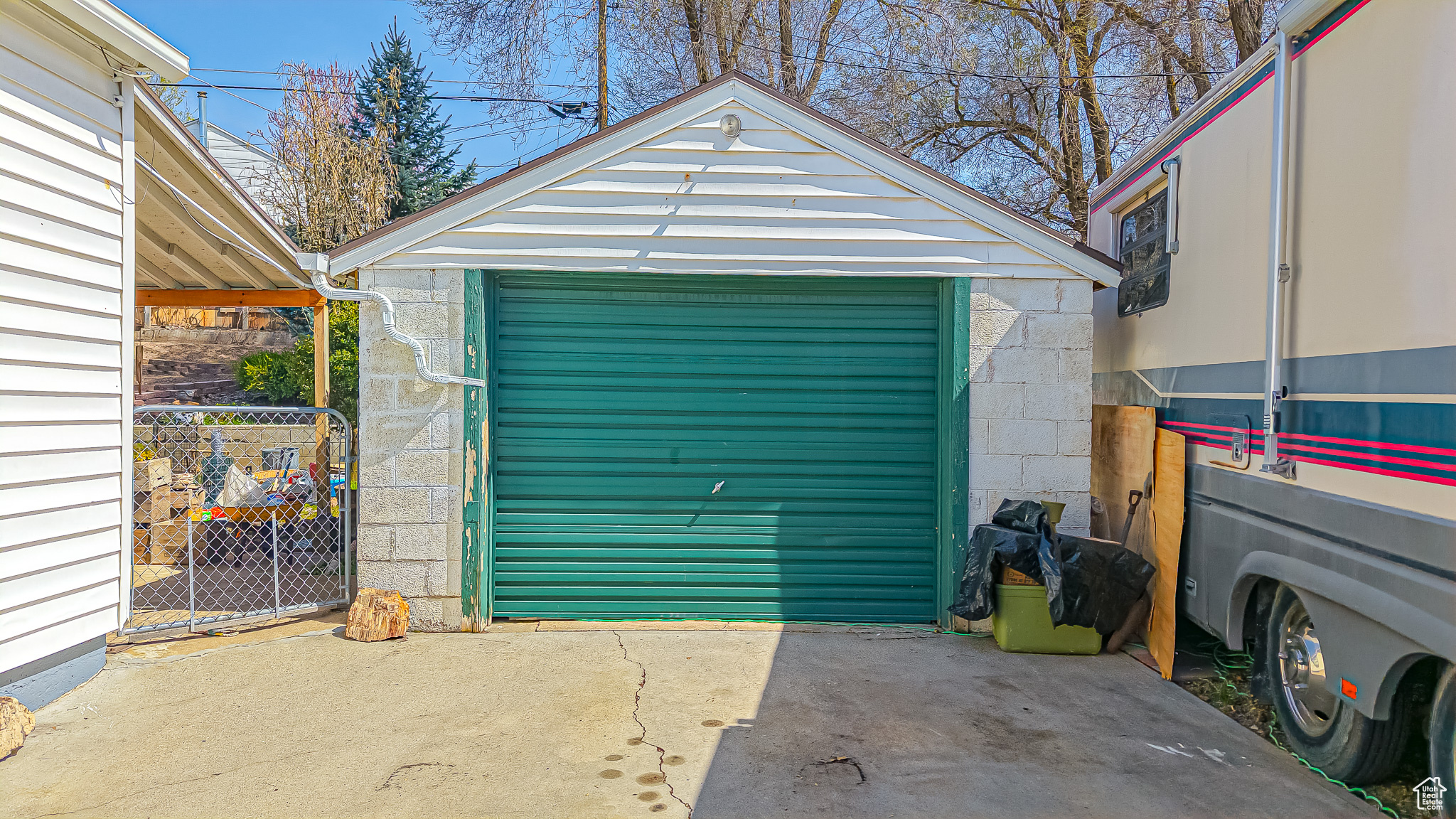 3990 RAYMOND AVE