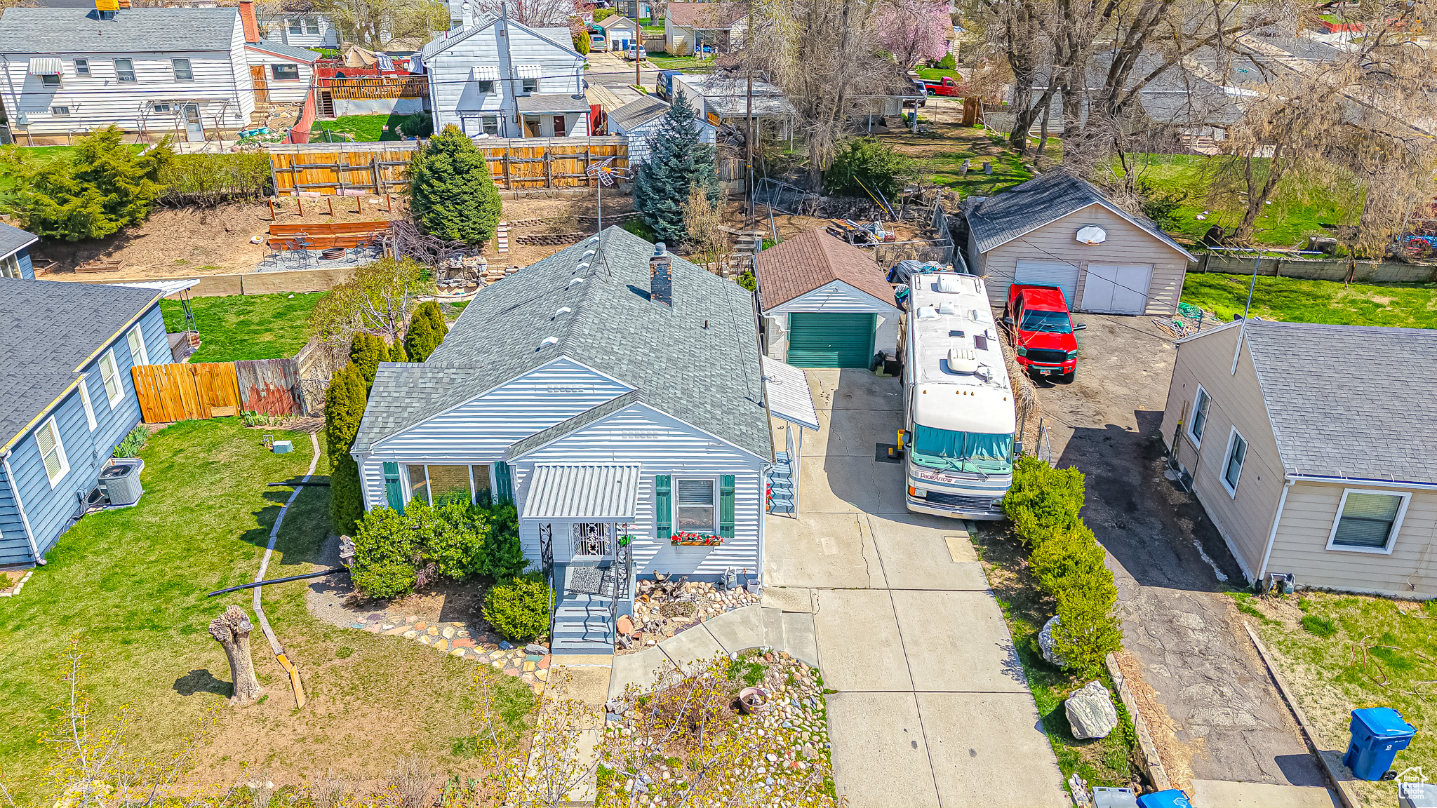 3990 RAYMOND AVE