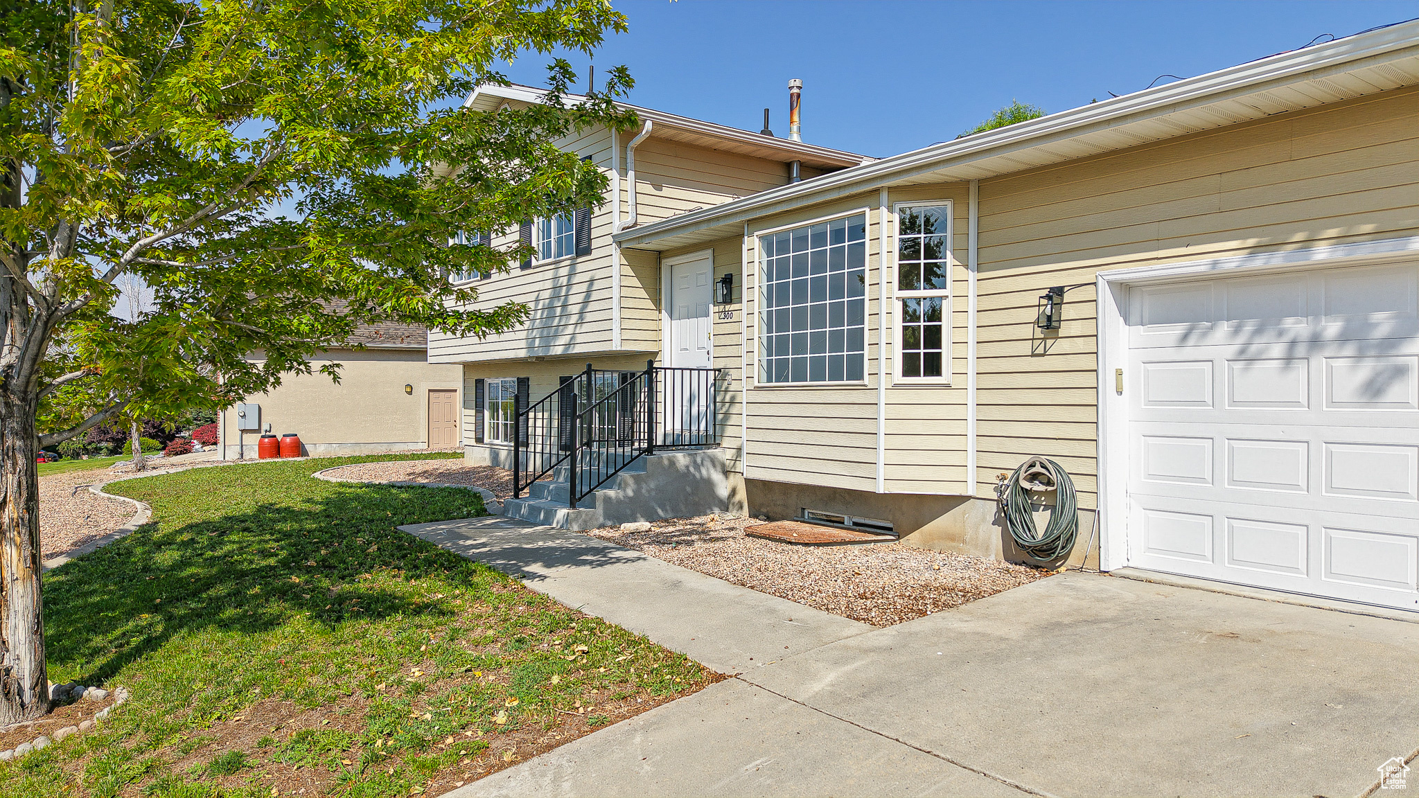 300 E MAGELLAN LN