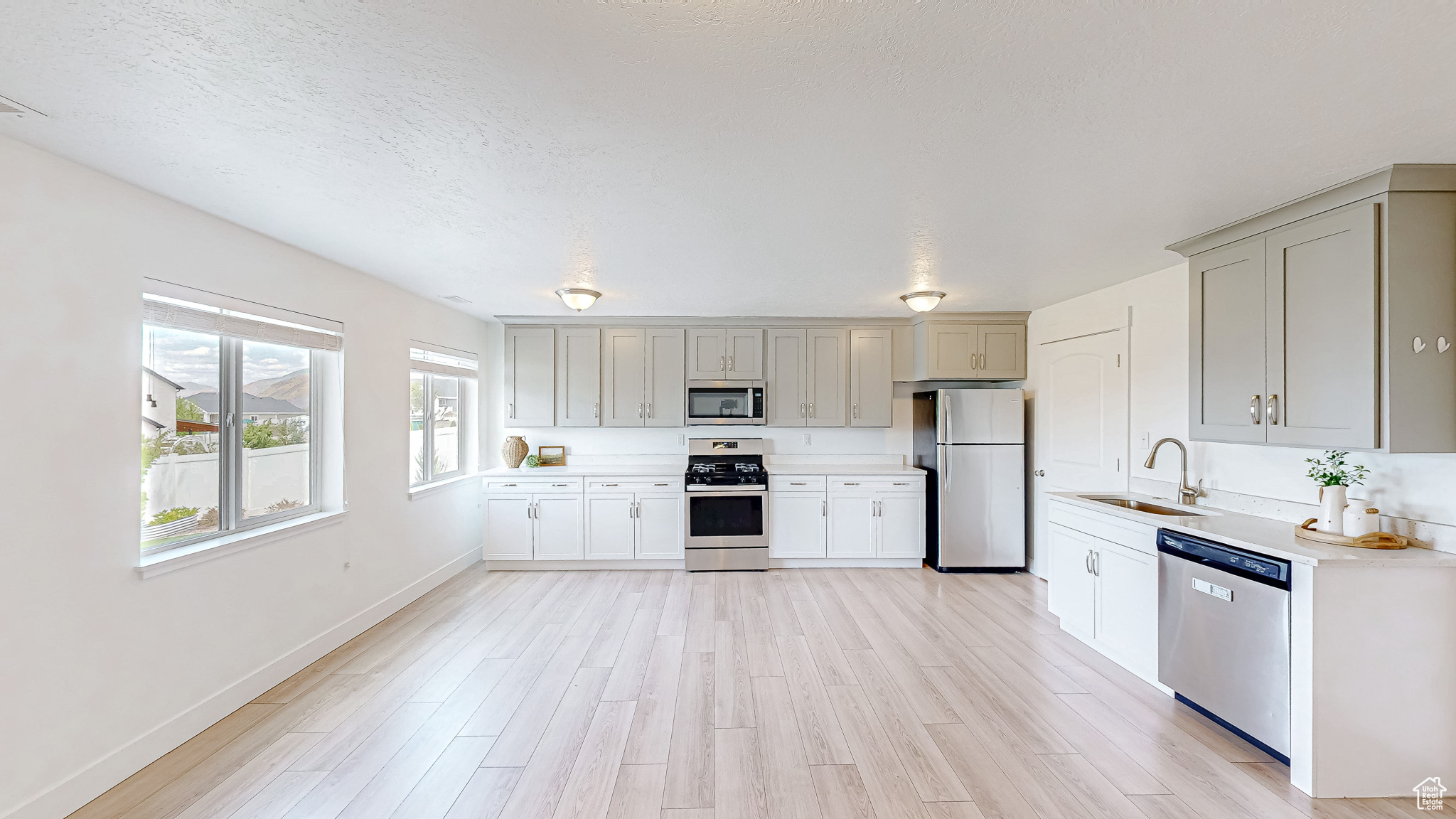 37 E MEADOW LARK LN