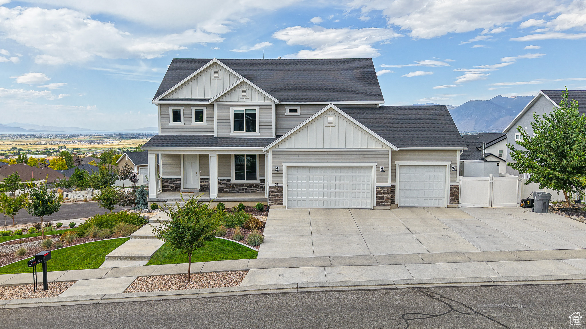 37 E MEADOW LARK LN
