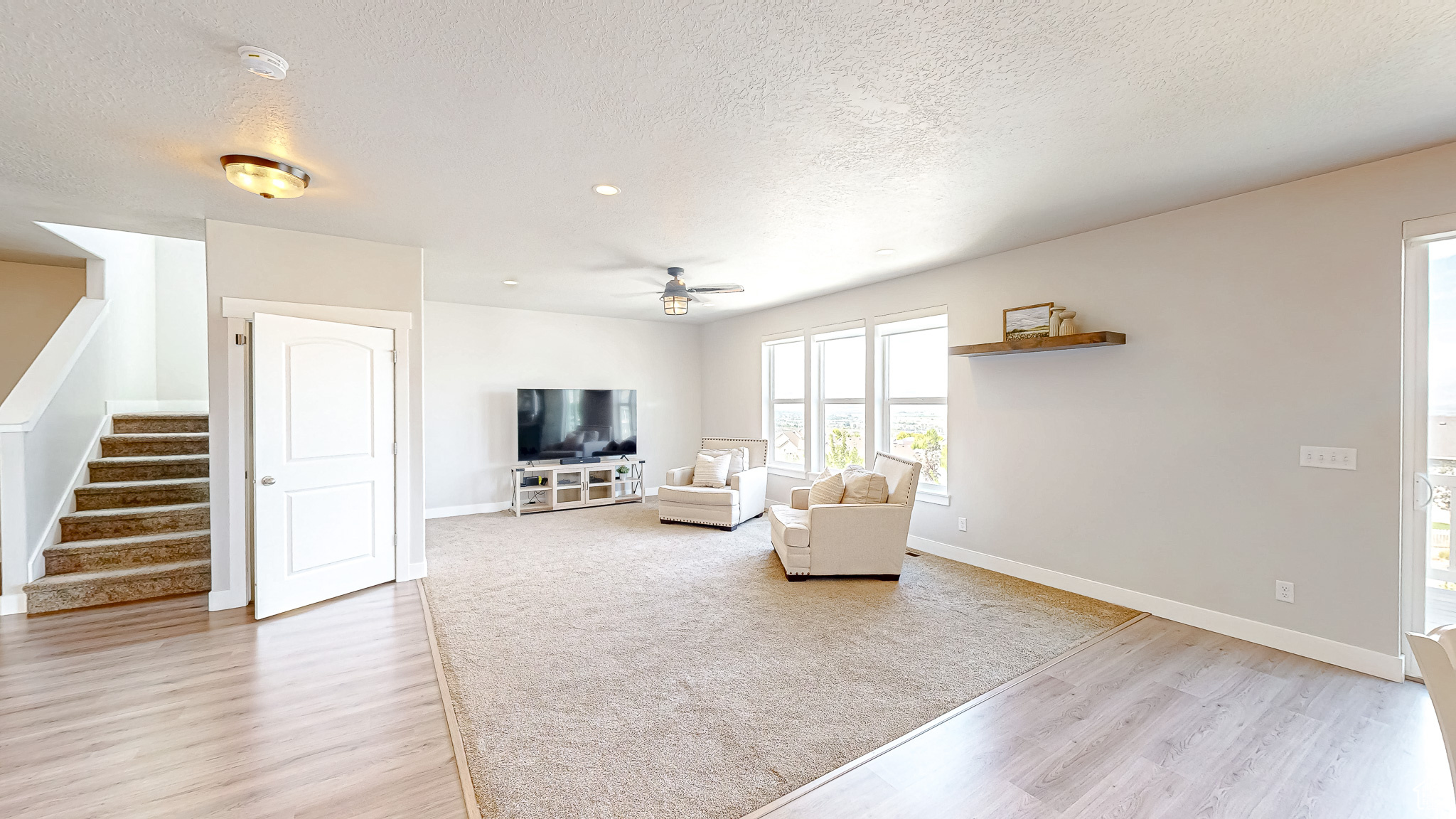 37 E MEADOW LARK LN