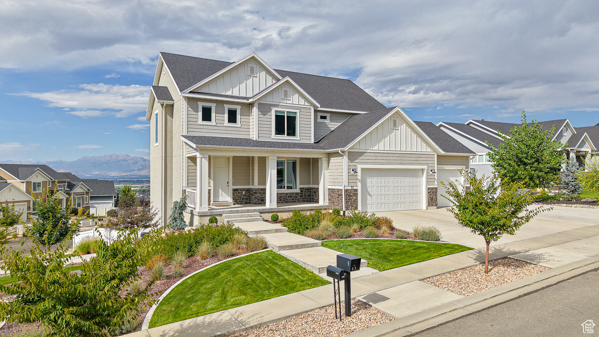 37 E MEADOW LARK LN