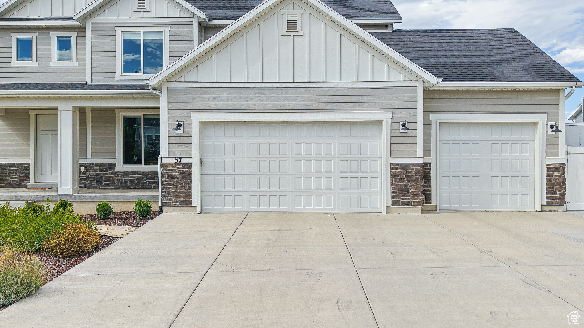 37 E MEADOW LARK LN