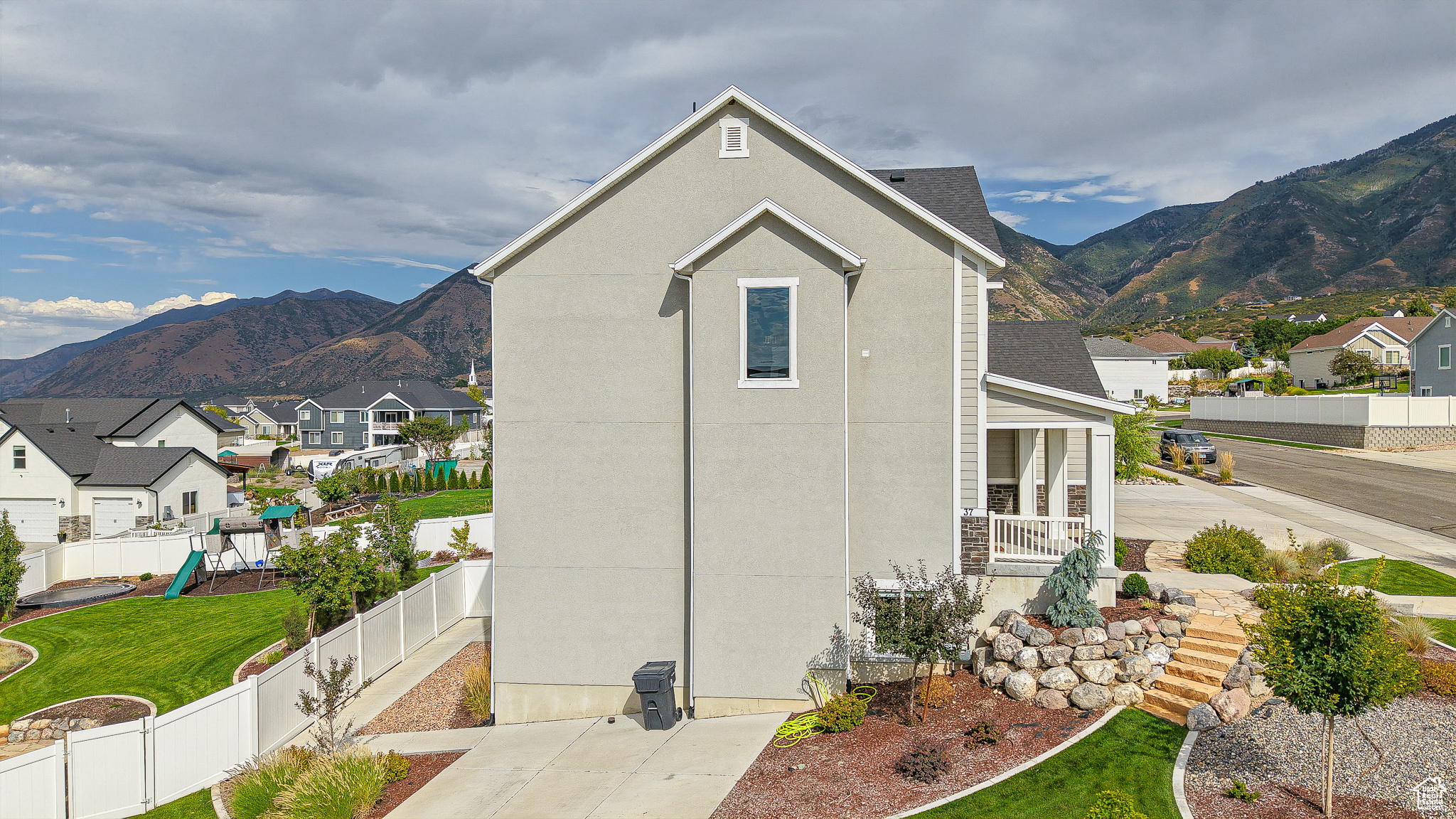 37 E MEADOW LARK LN