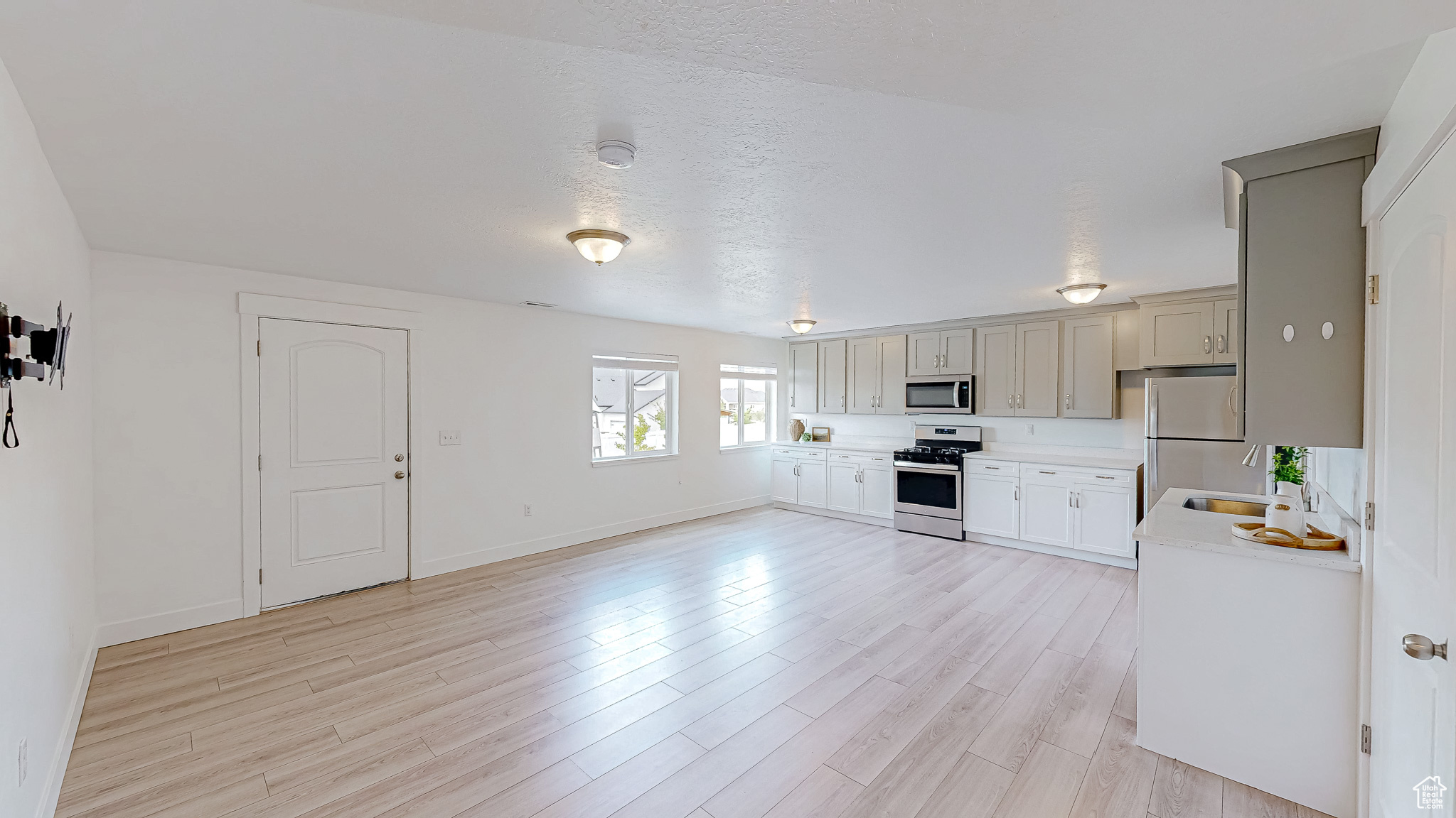 37 E MEADOW LARK LN