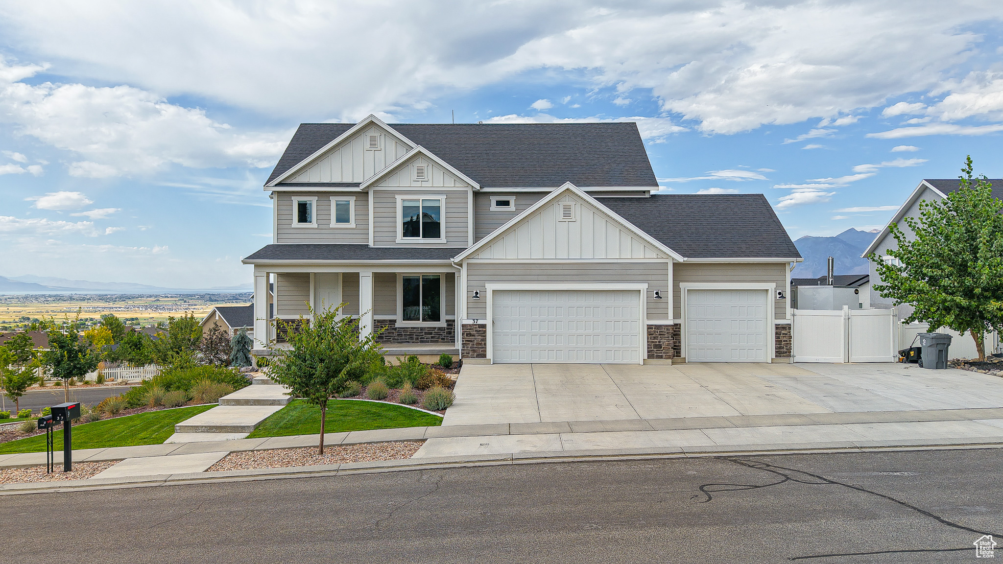 37 E MEADOW LARK LN