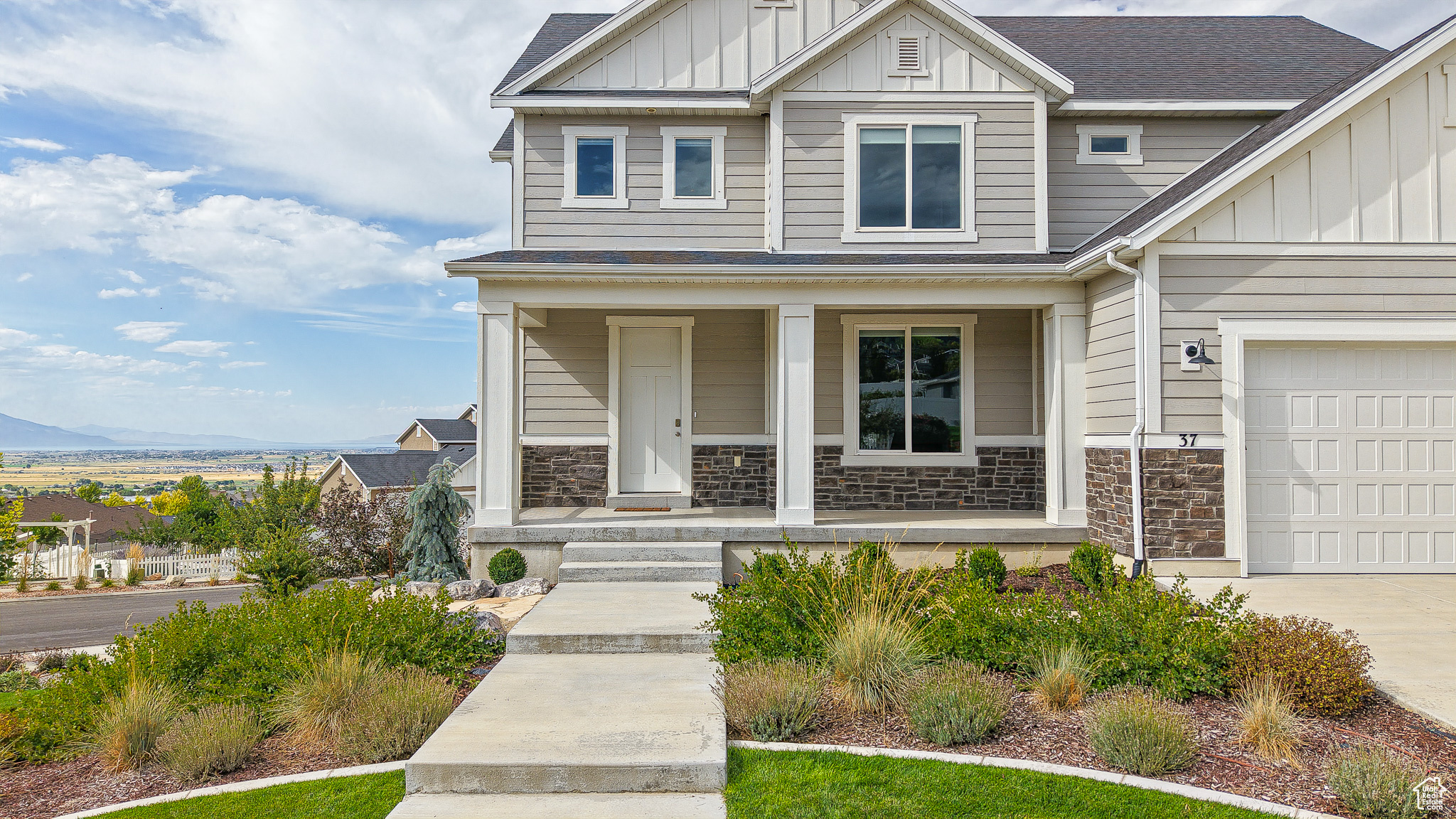 37 E MEADOW LARK LN