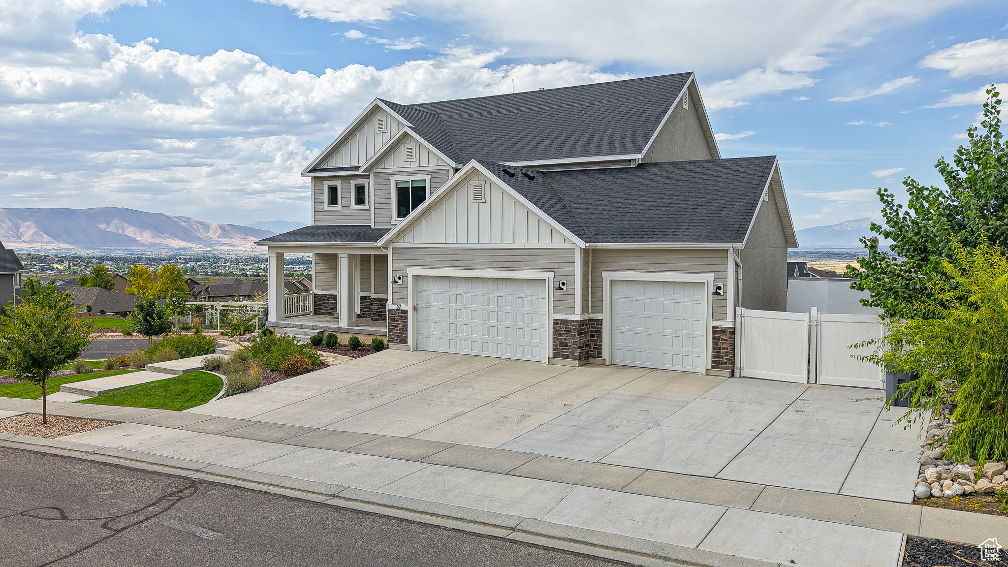 37 E MEADOW LARK LN