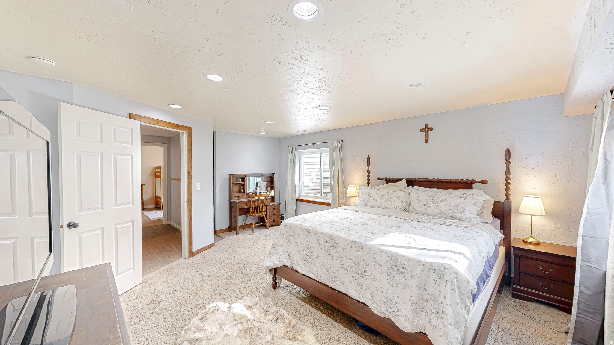 1216 E LOAFER VIEW DR