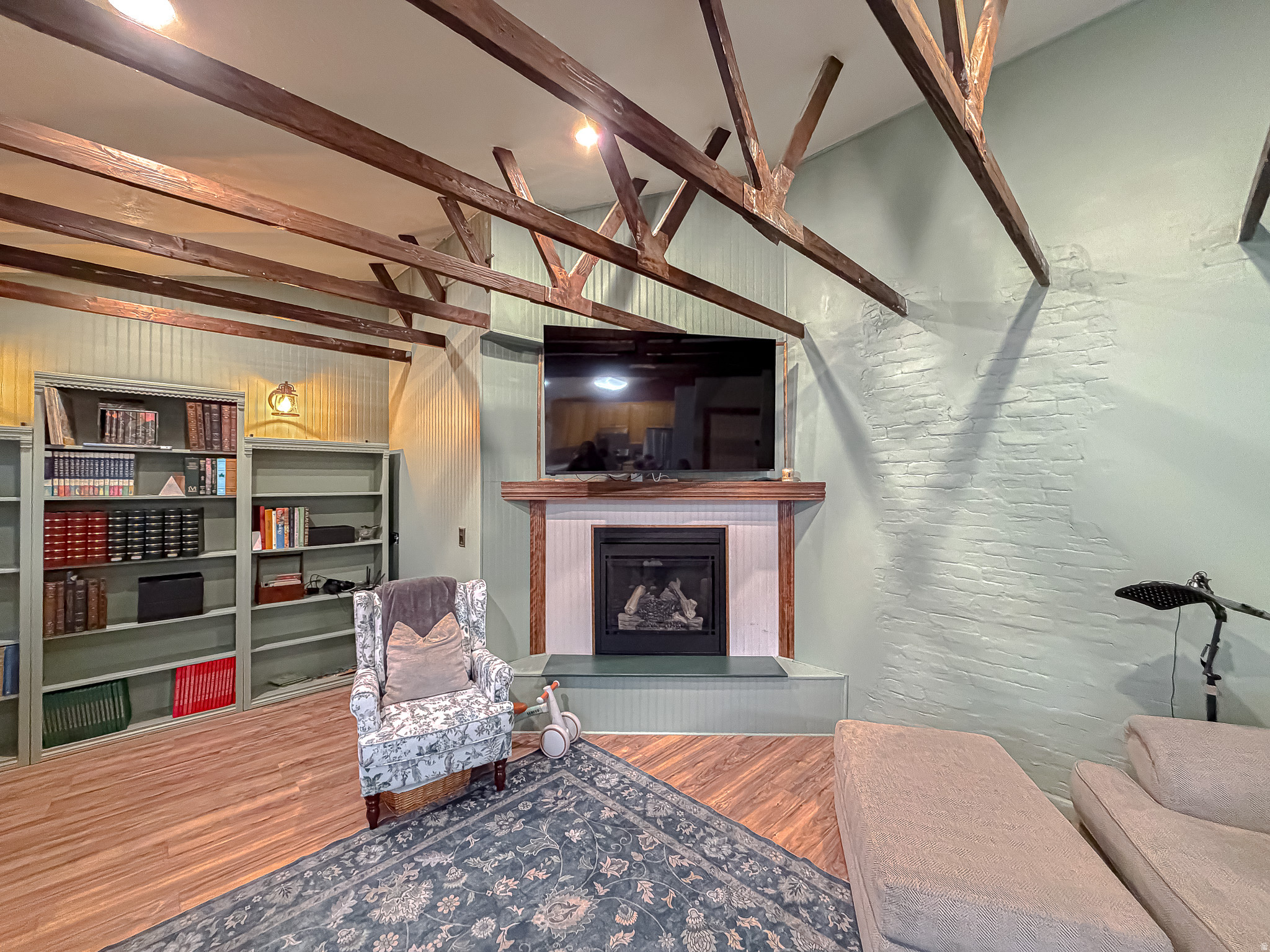 1216 E LOAFER VIEW DR