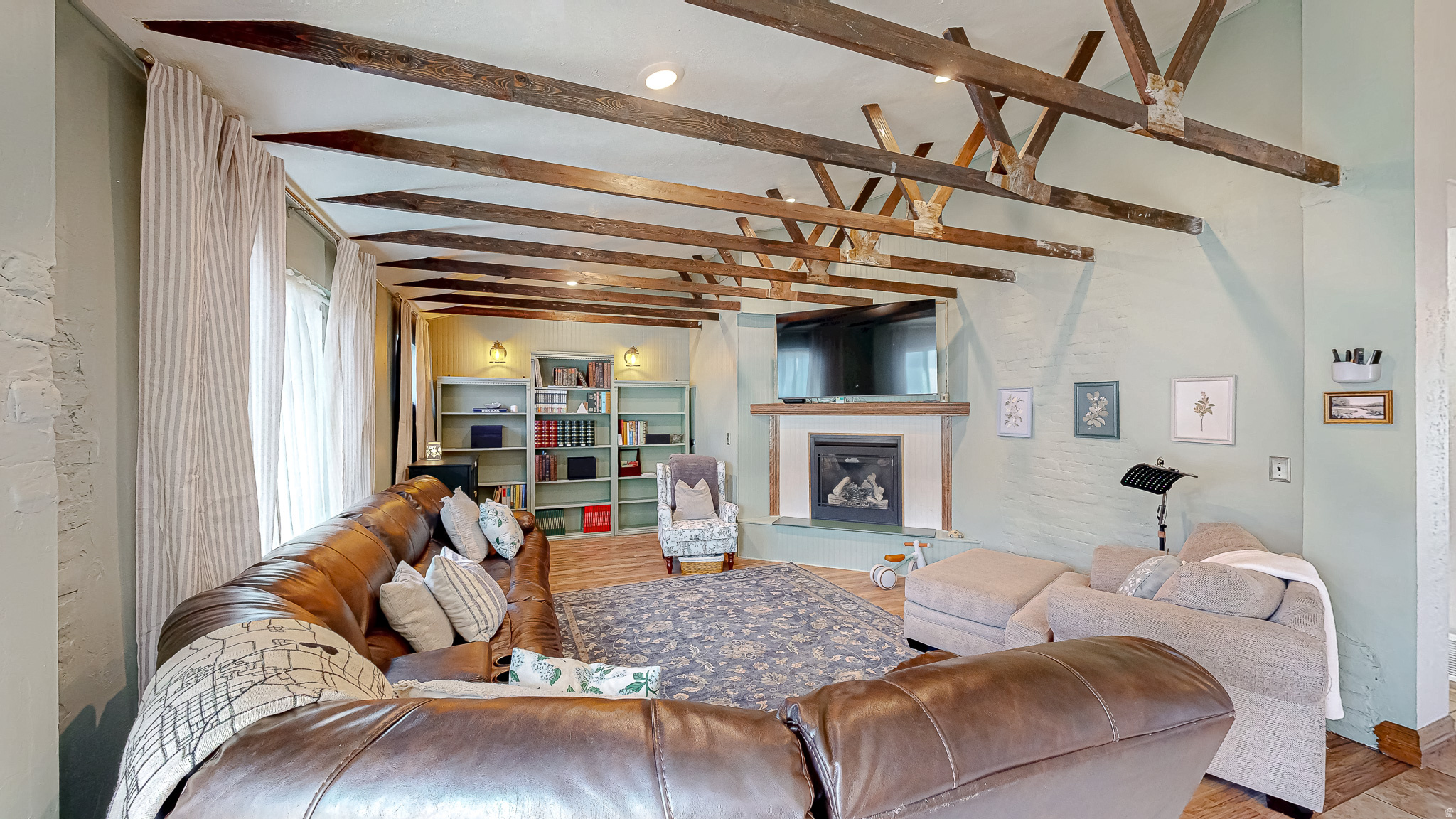 1216 E LOAFER VIEW DR