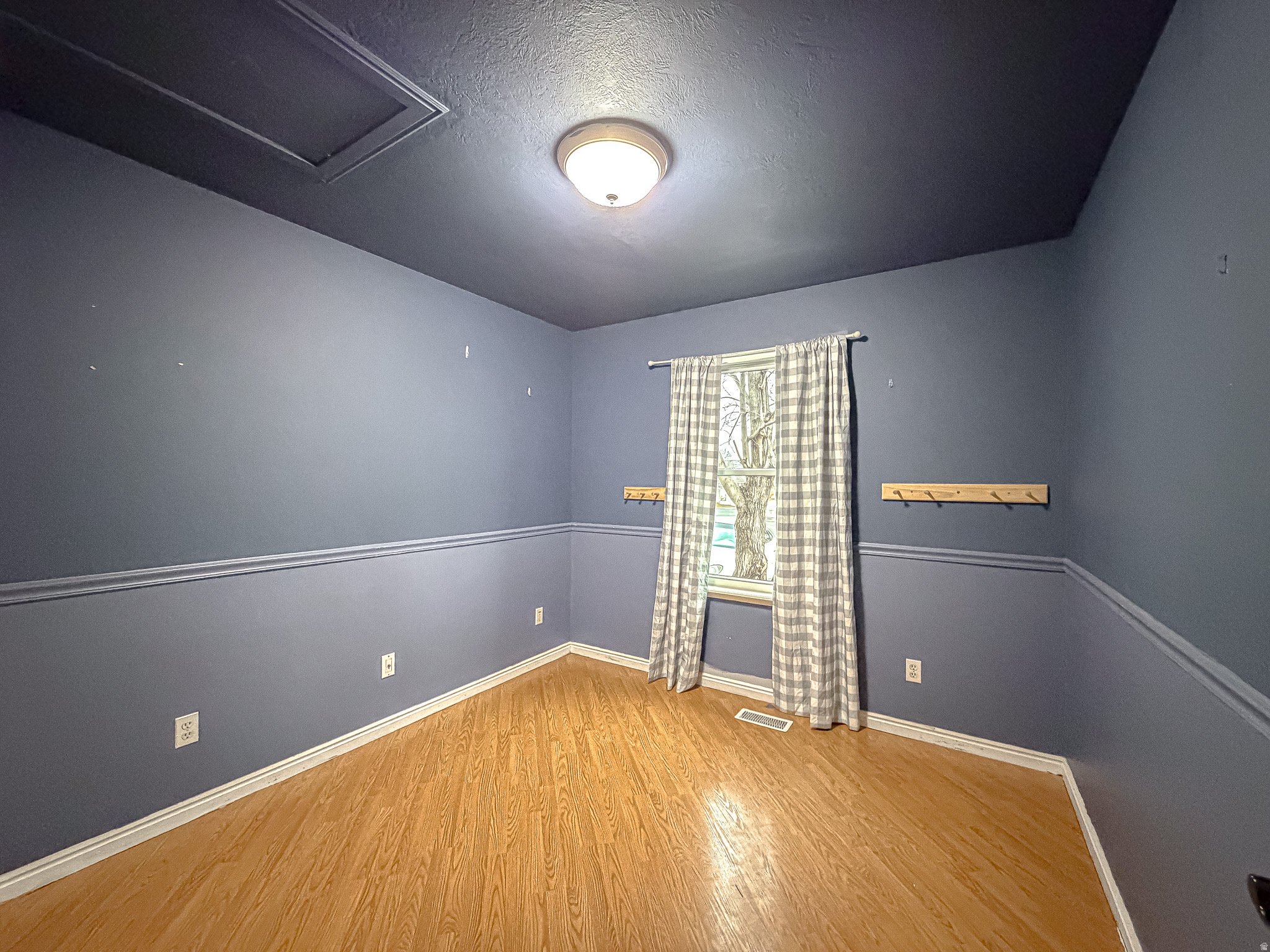 1216 E LOAFER VIEW DR