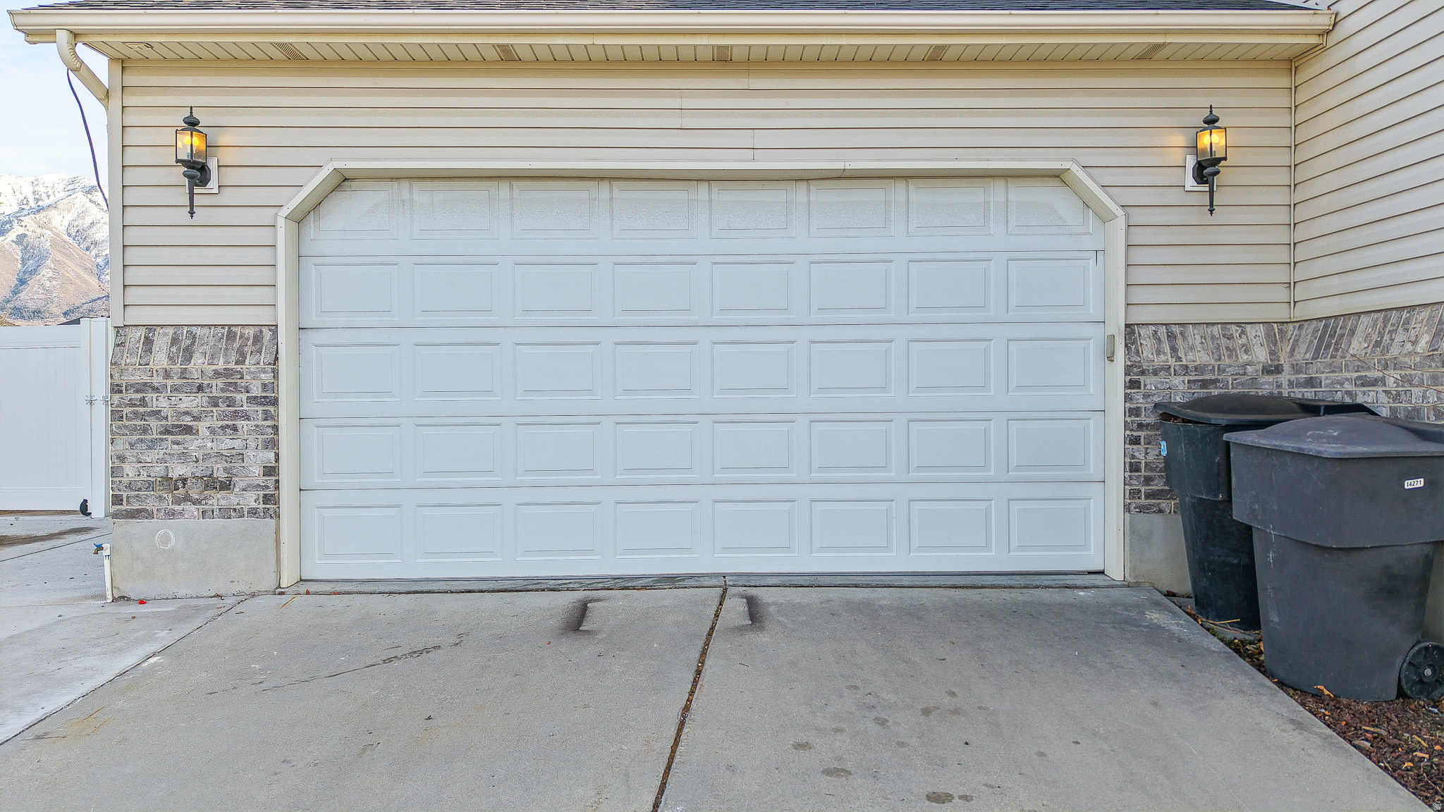 1216 E LOAFER VIEW DR