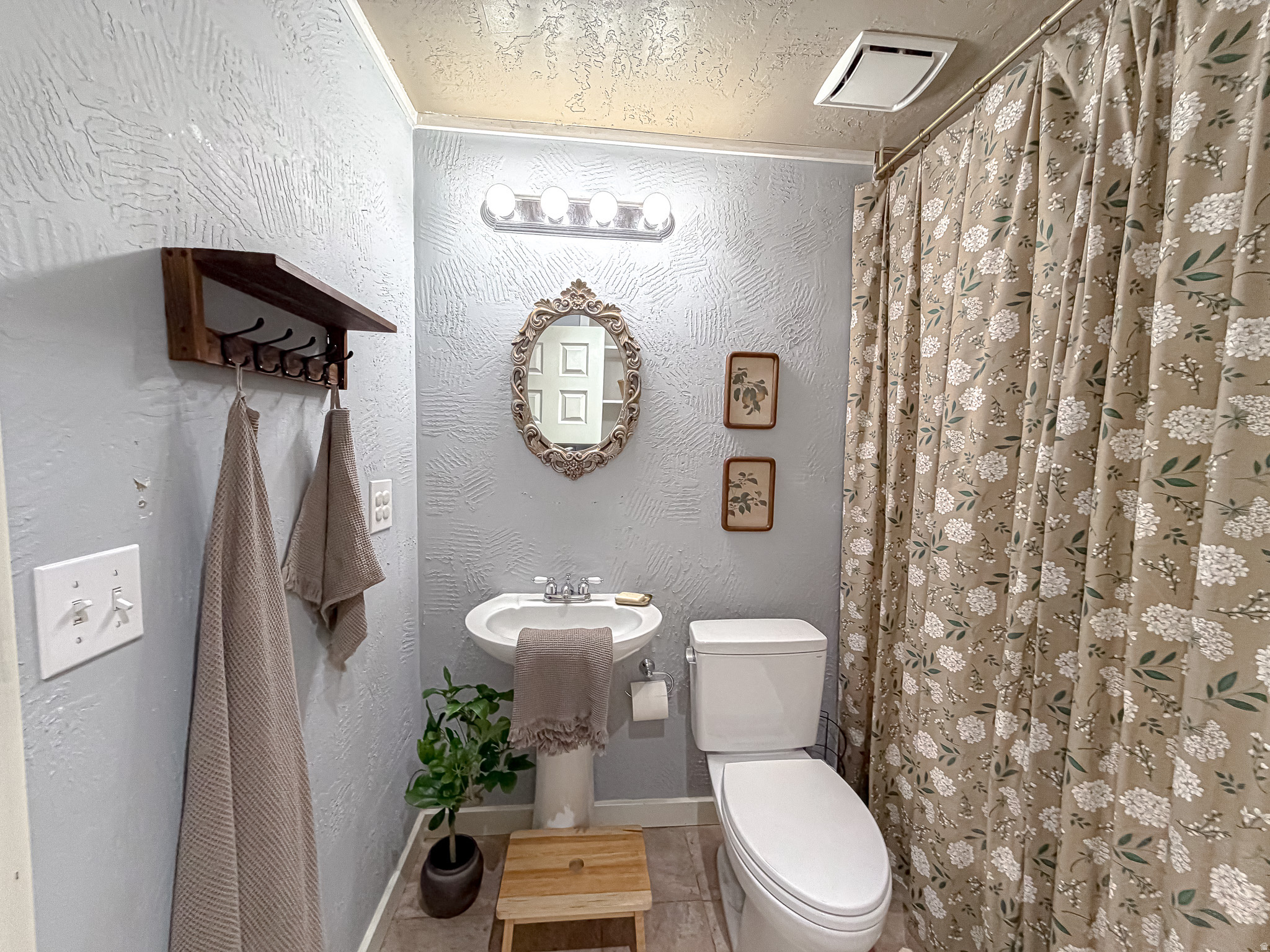 1216 E LOAFER VIEW DR