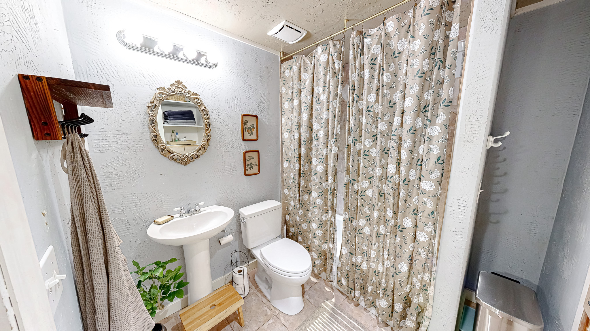 1216 E LOAFER VIEW DR