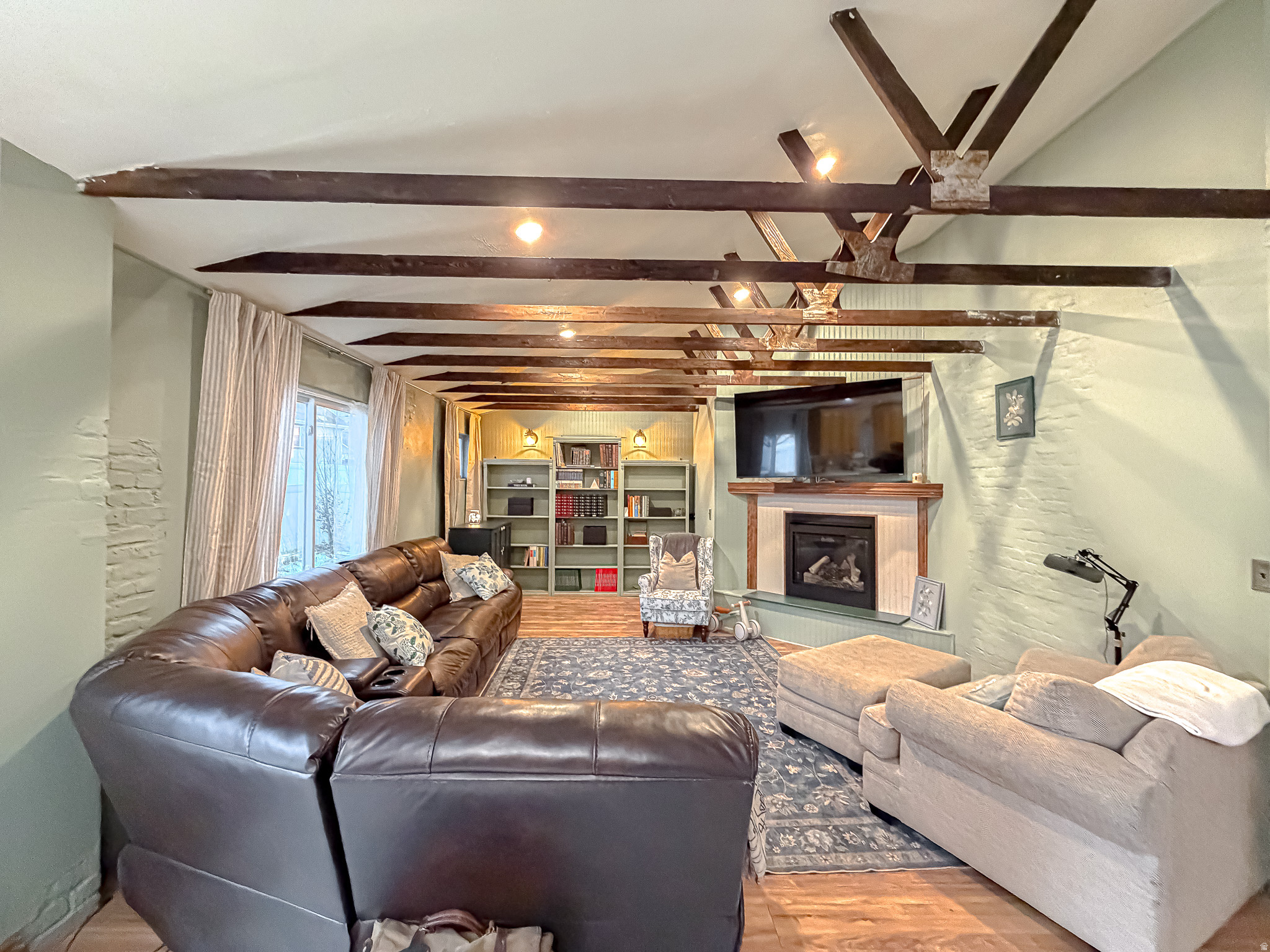 1216 E LOAFER VIEW DR