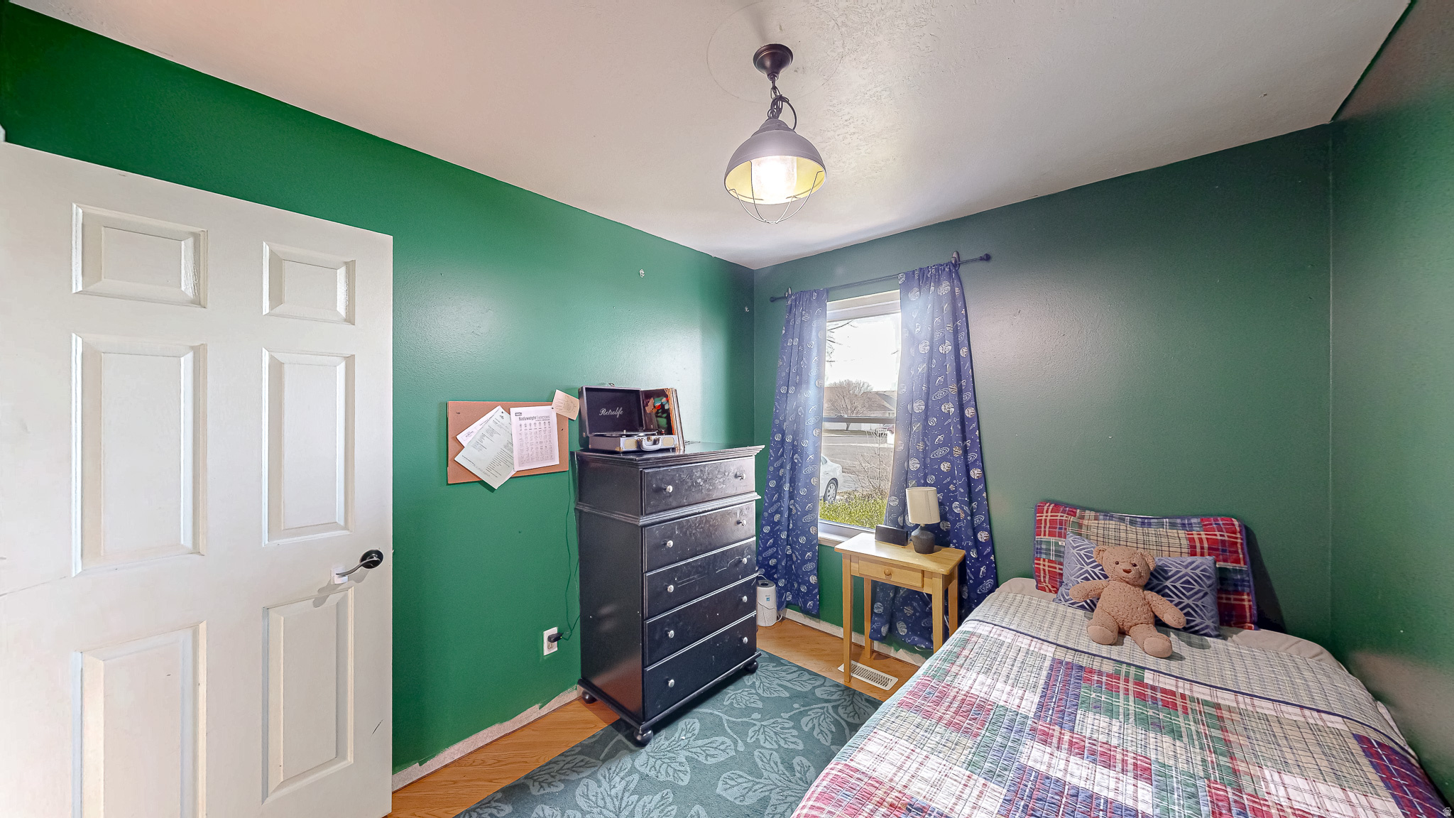 1216 E LOAFER VIEW DR