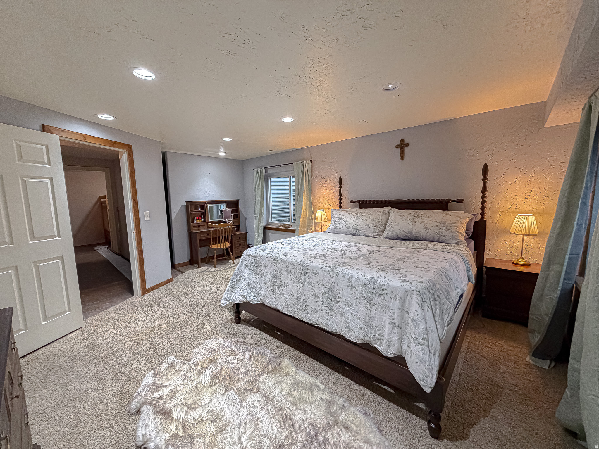 1216 E LOAFER VIEW DR