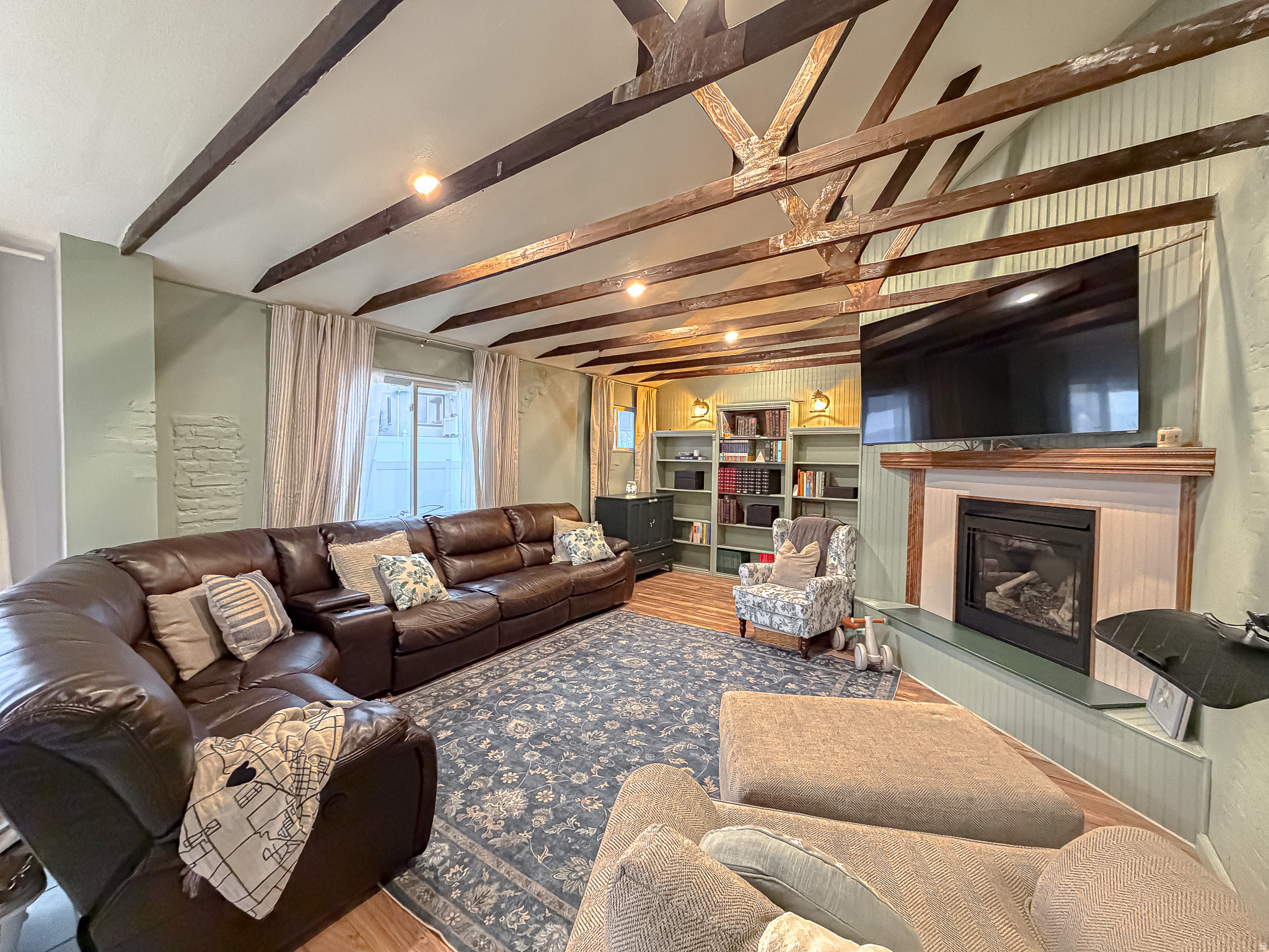 1216 E LOAFER VIEW DR