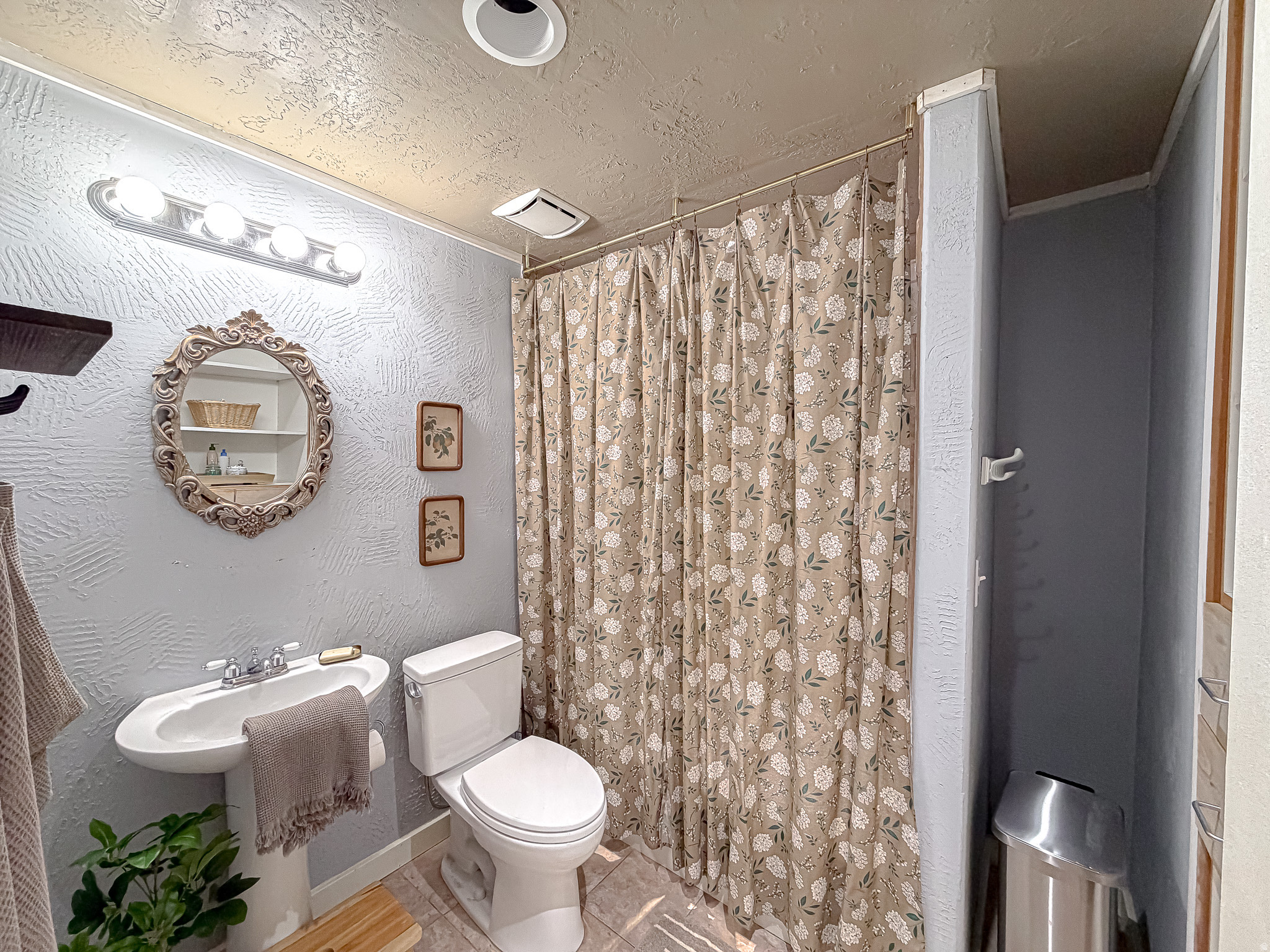 1216 E LOAFER VIEW DR