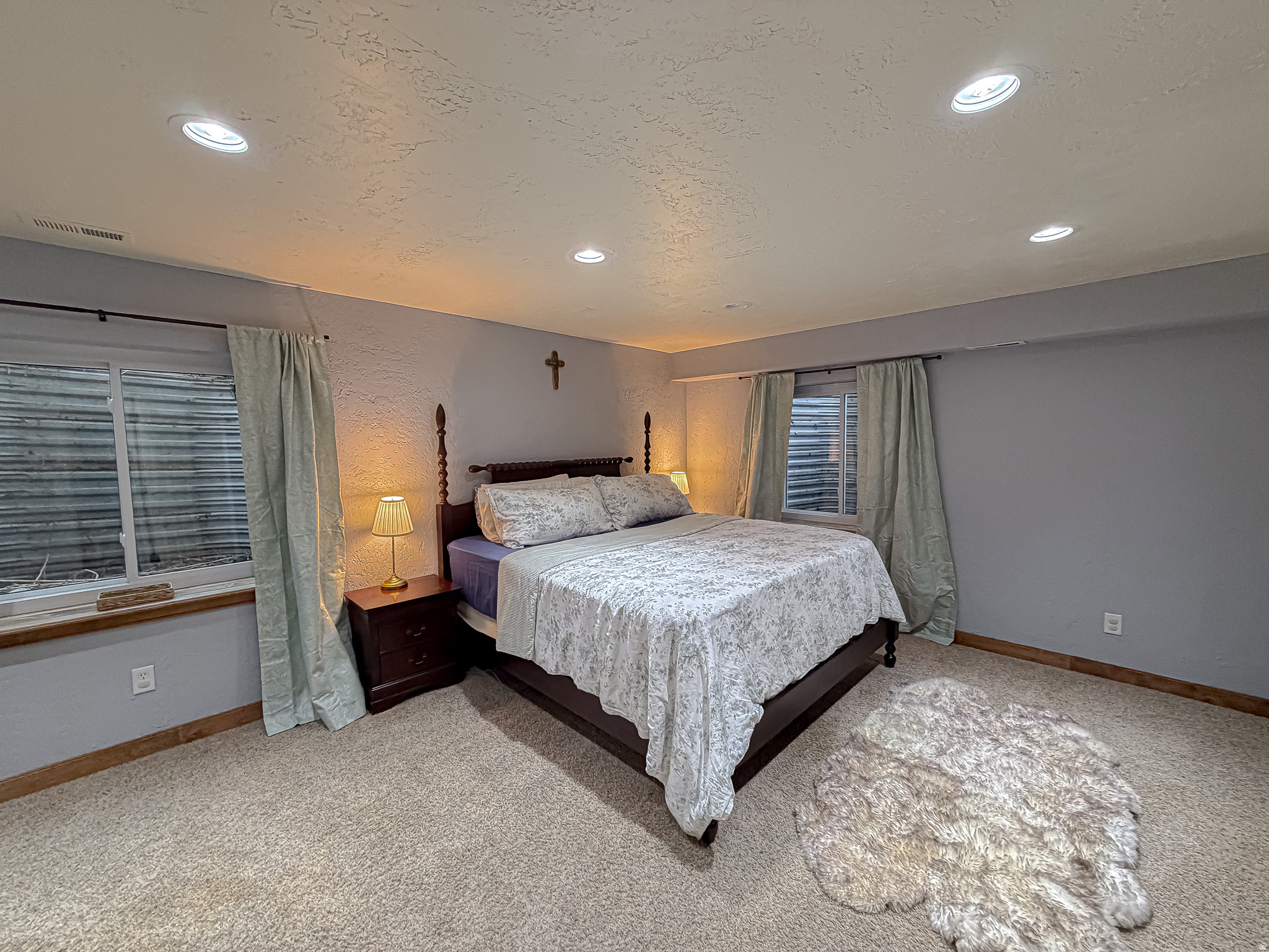 1216 E LOAFER VIEW DR