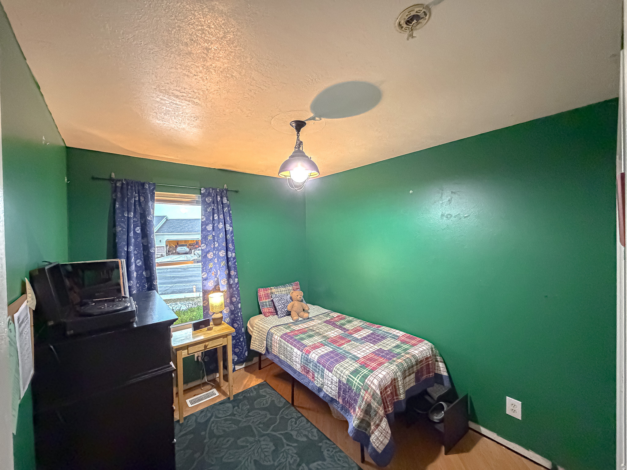 1216 E LOAFER VIEW DR