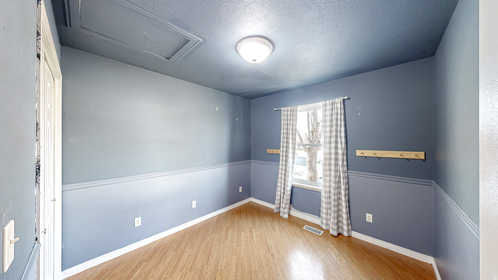 1216 E LOAFER VIEW DR