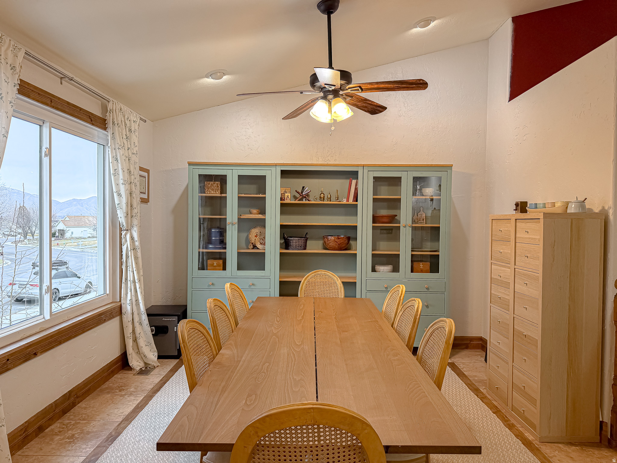 1216 E LOAFER VIEW DR