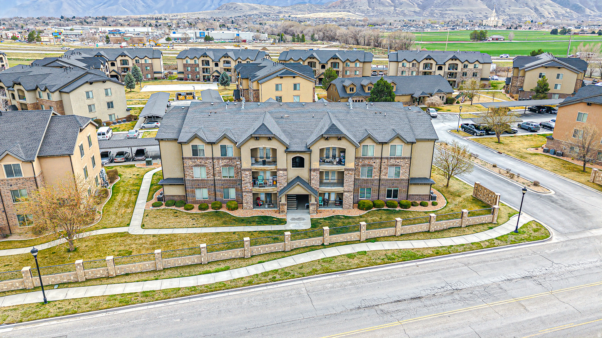 523 1045 S 1700 #523