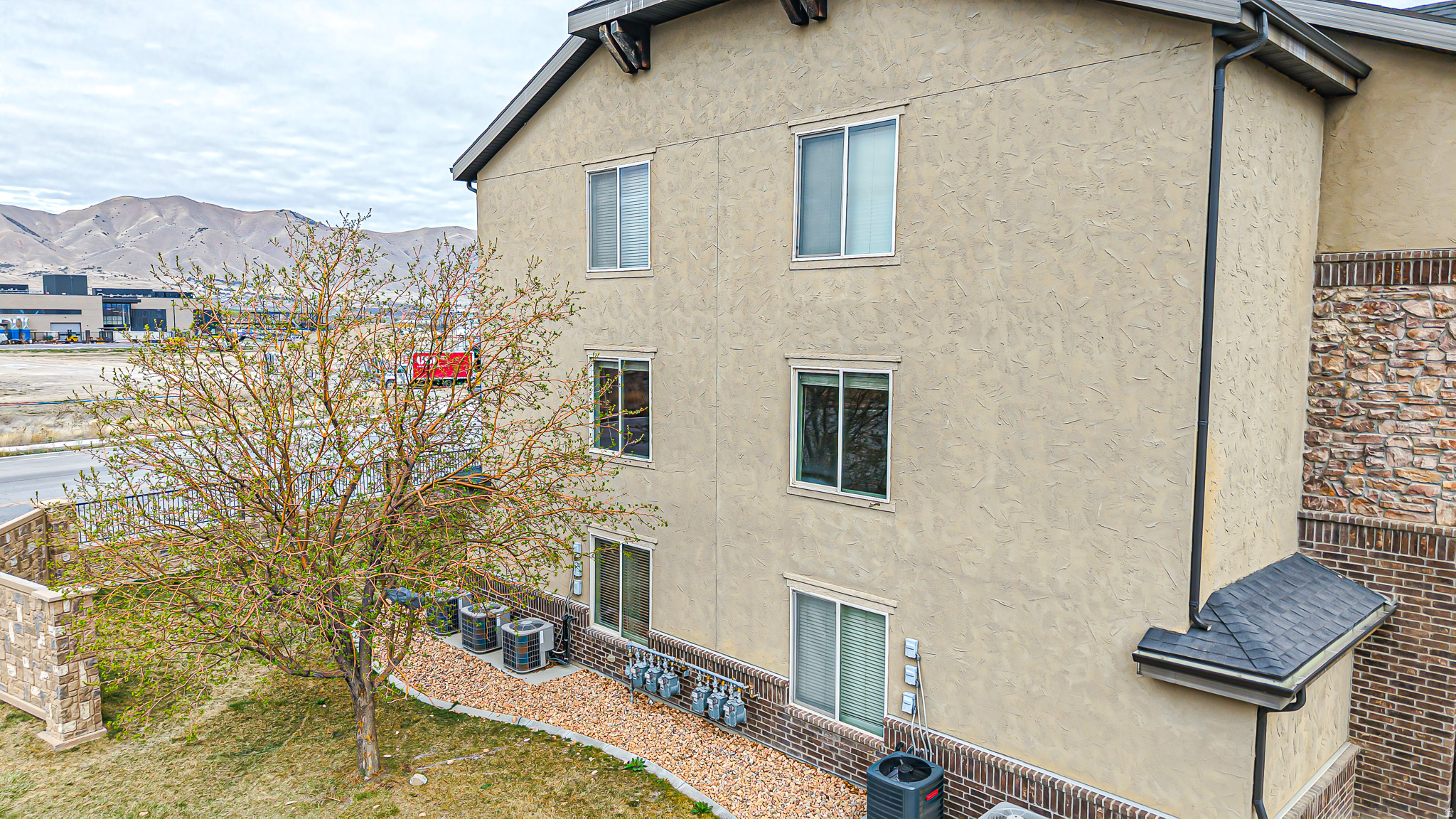 523 1045 S 1700 #523