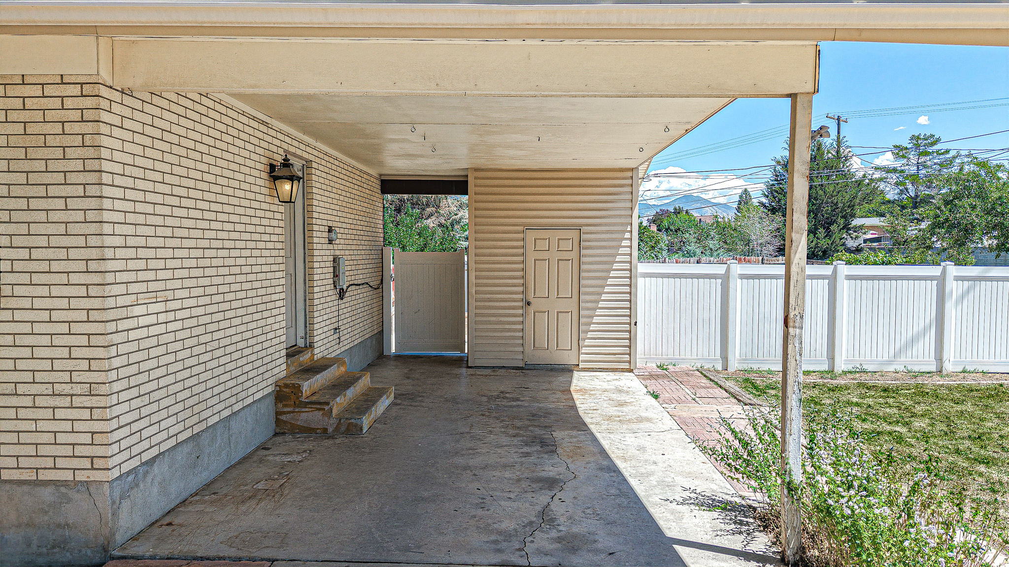 831 E CANYON RD