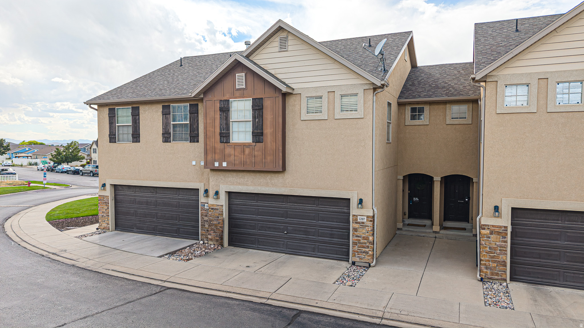 1207 FIREFLY DR