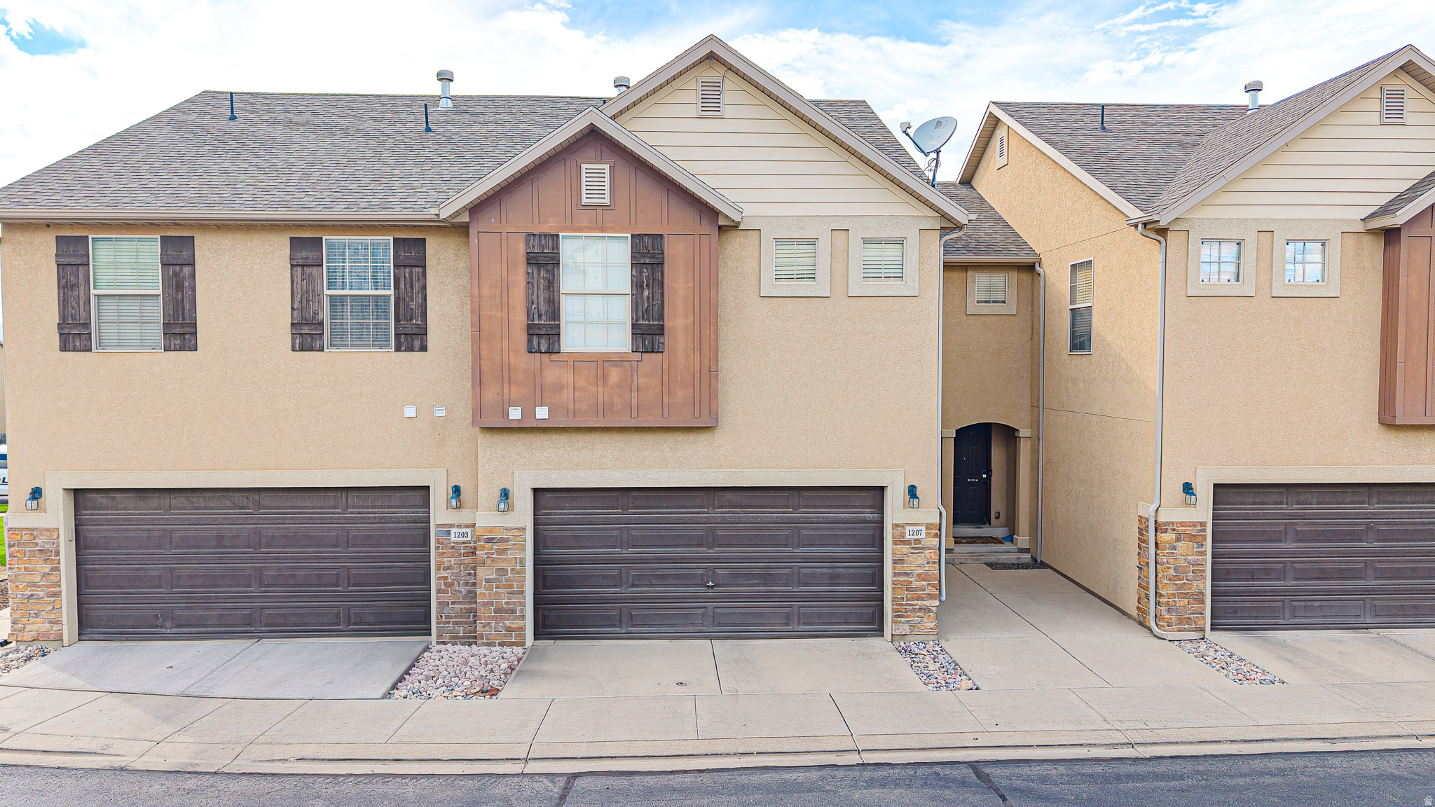 1207 FIREFLY DR