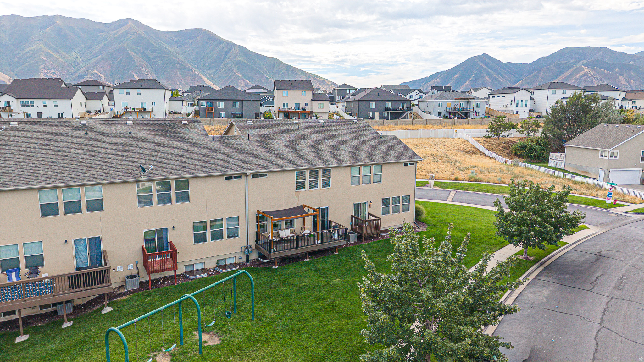 1207 FIREFLY DR