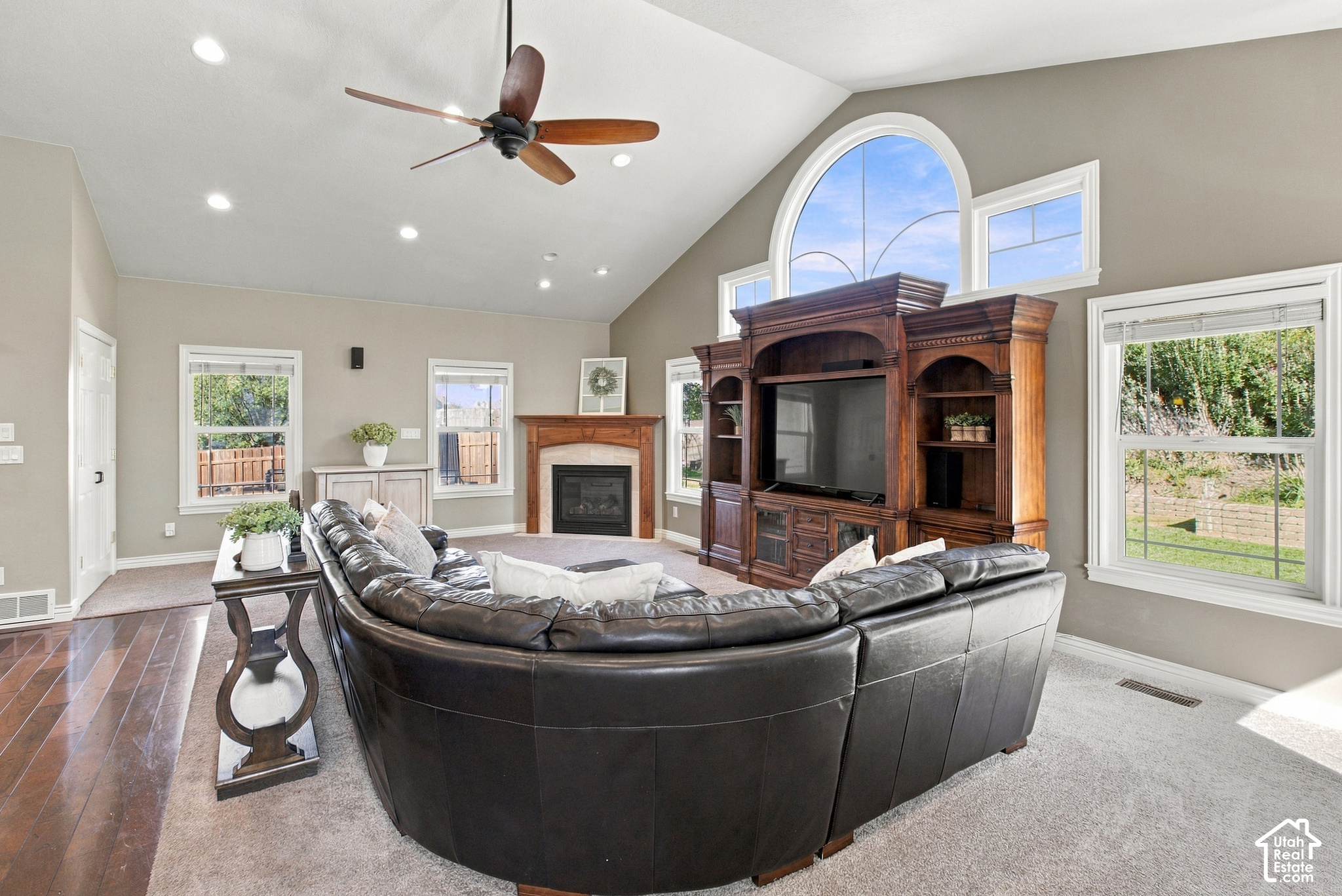 1443 E HILDA DR