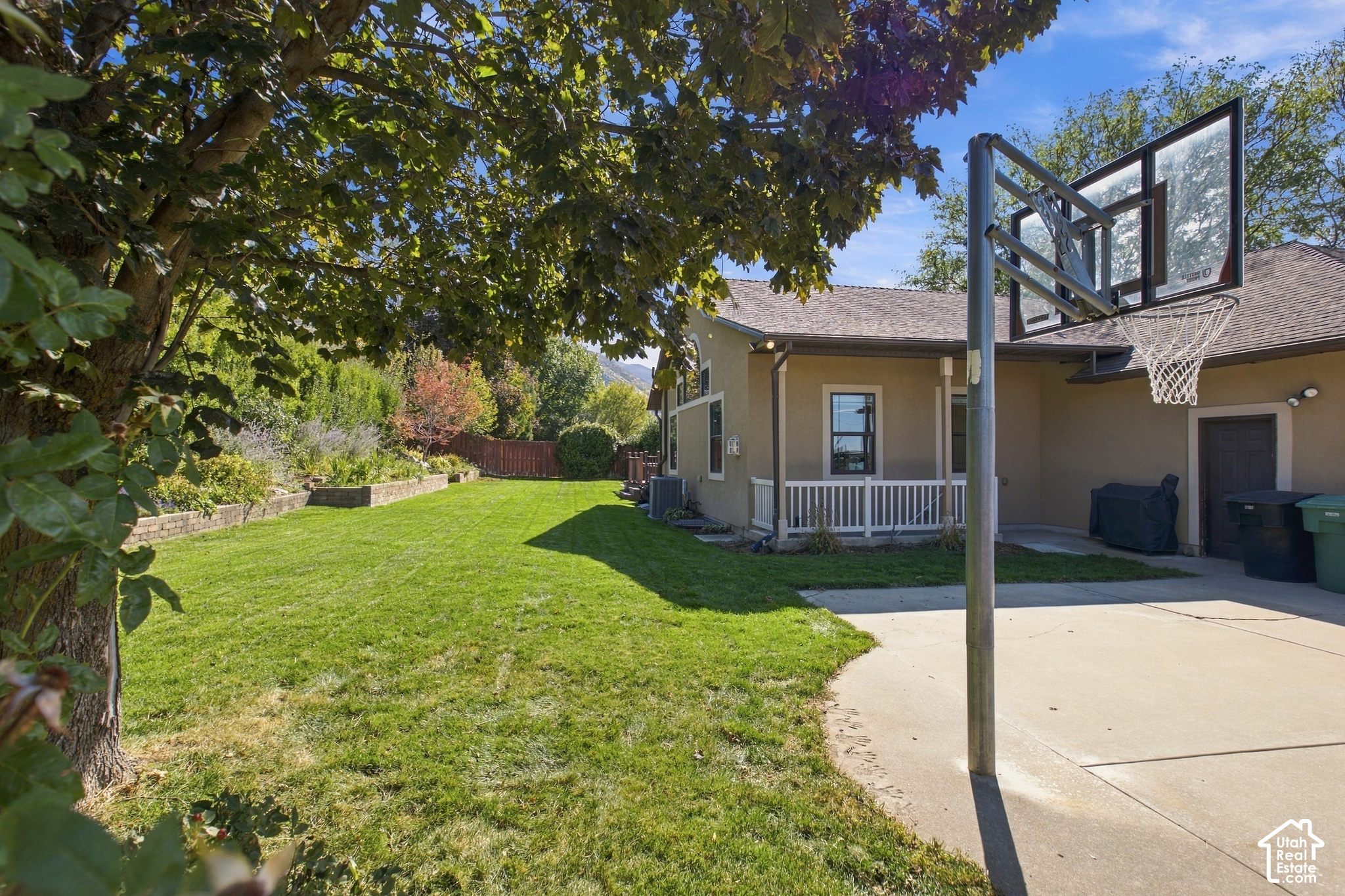 1443 E HILDA DR
