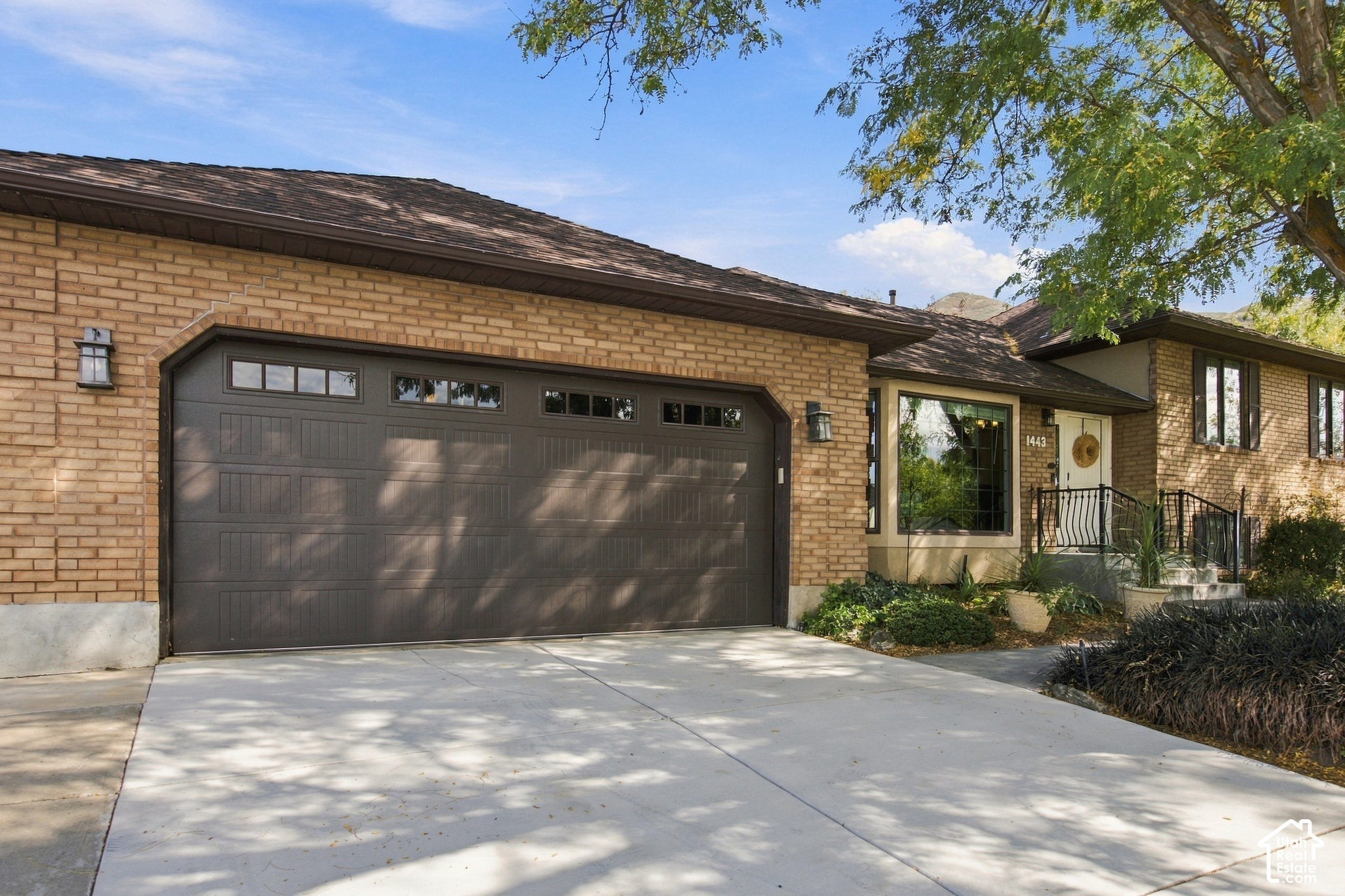 1443 E HILDA DR