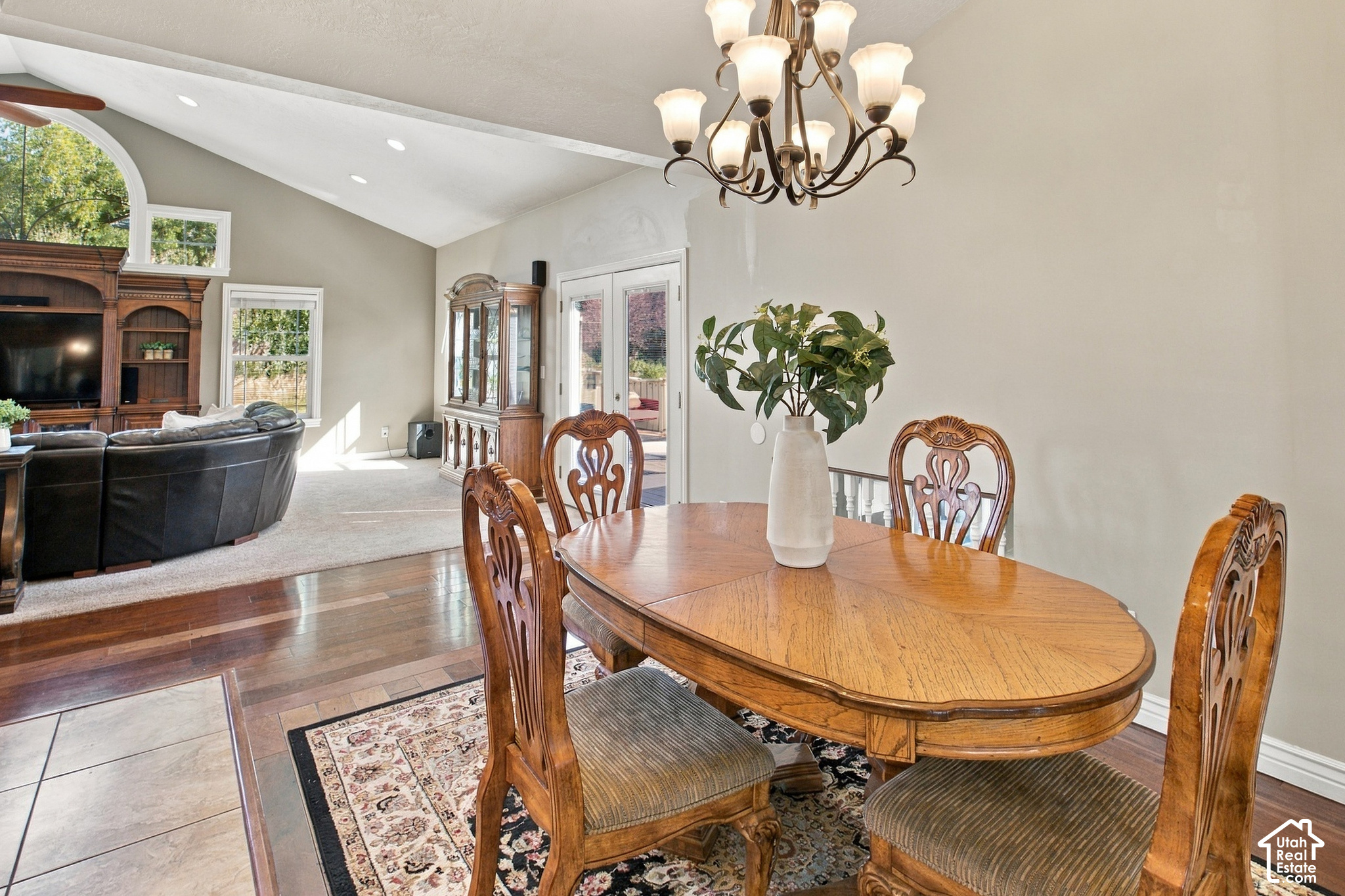 1443 E HILDA DR