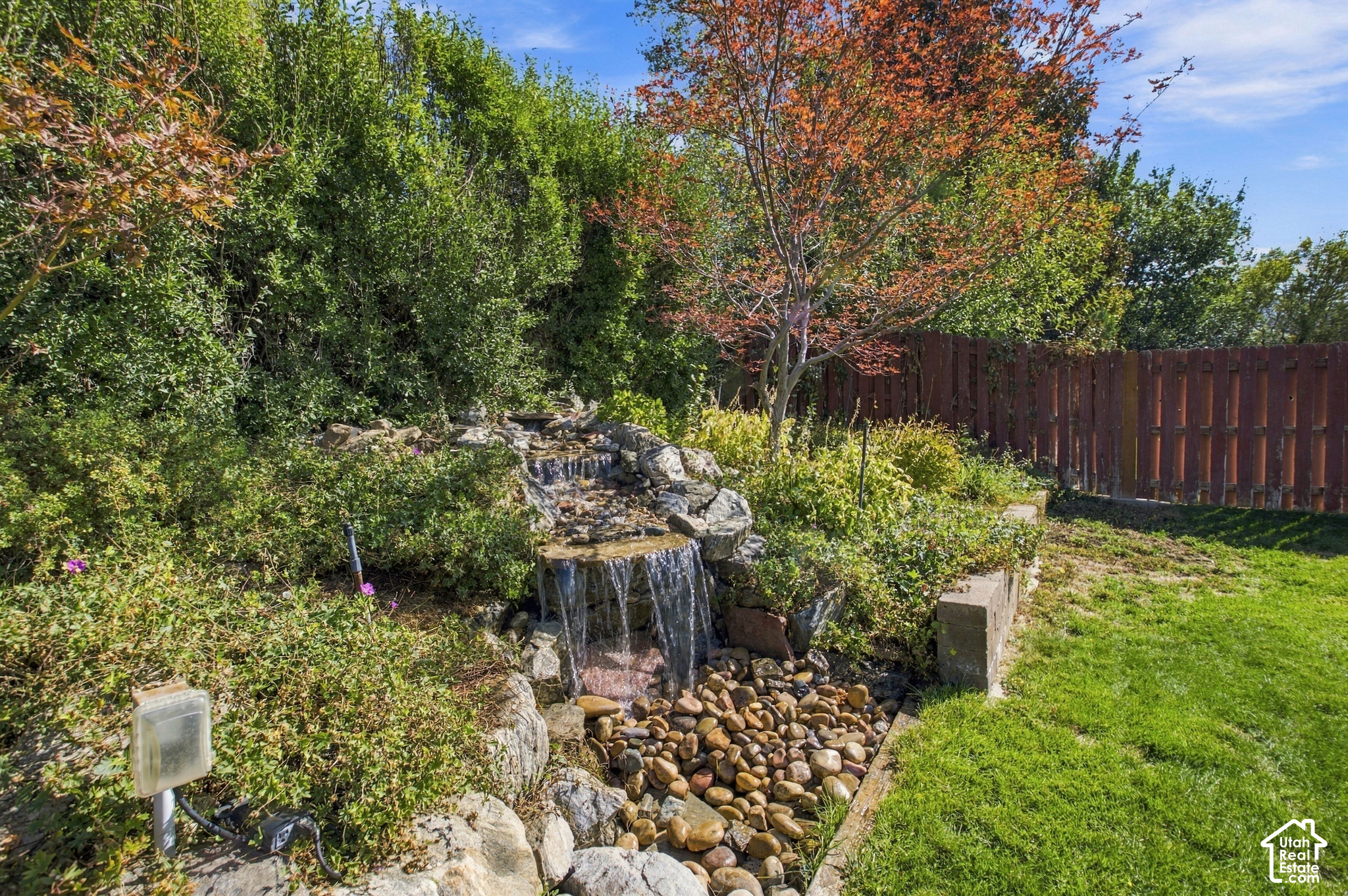 1443 E HILDA DR