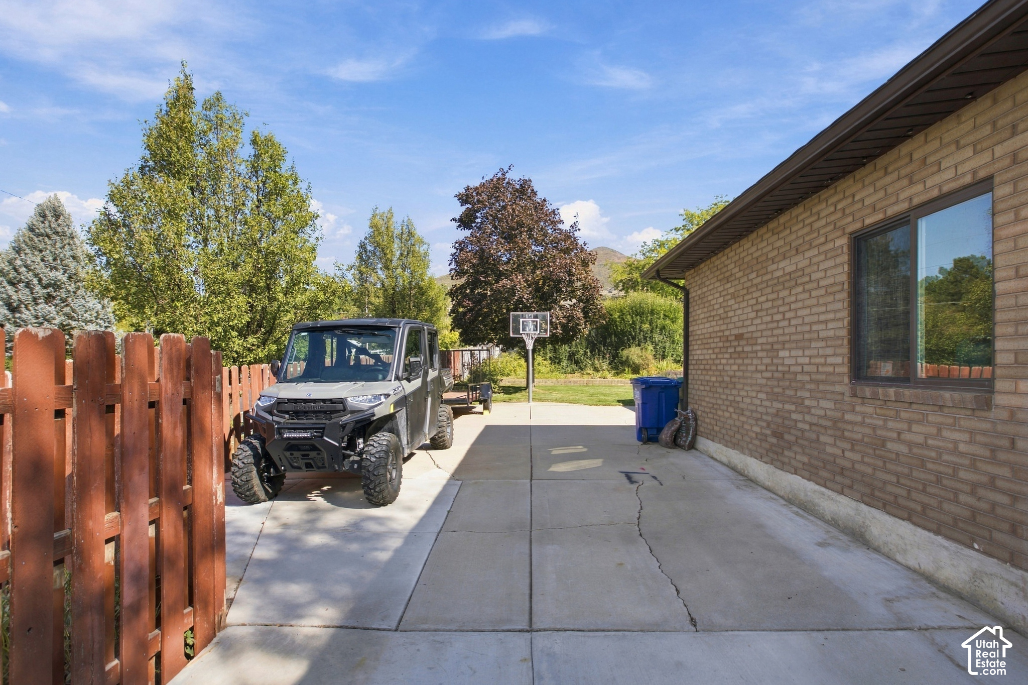 1443 E HILDA DR