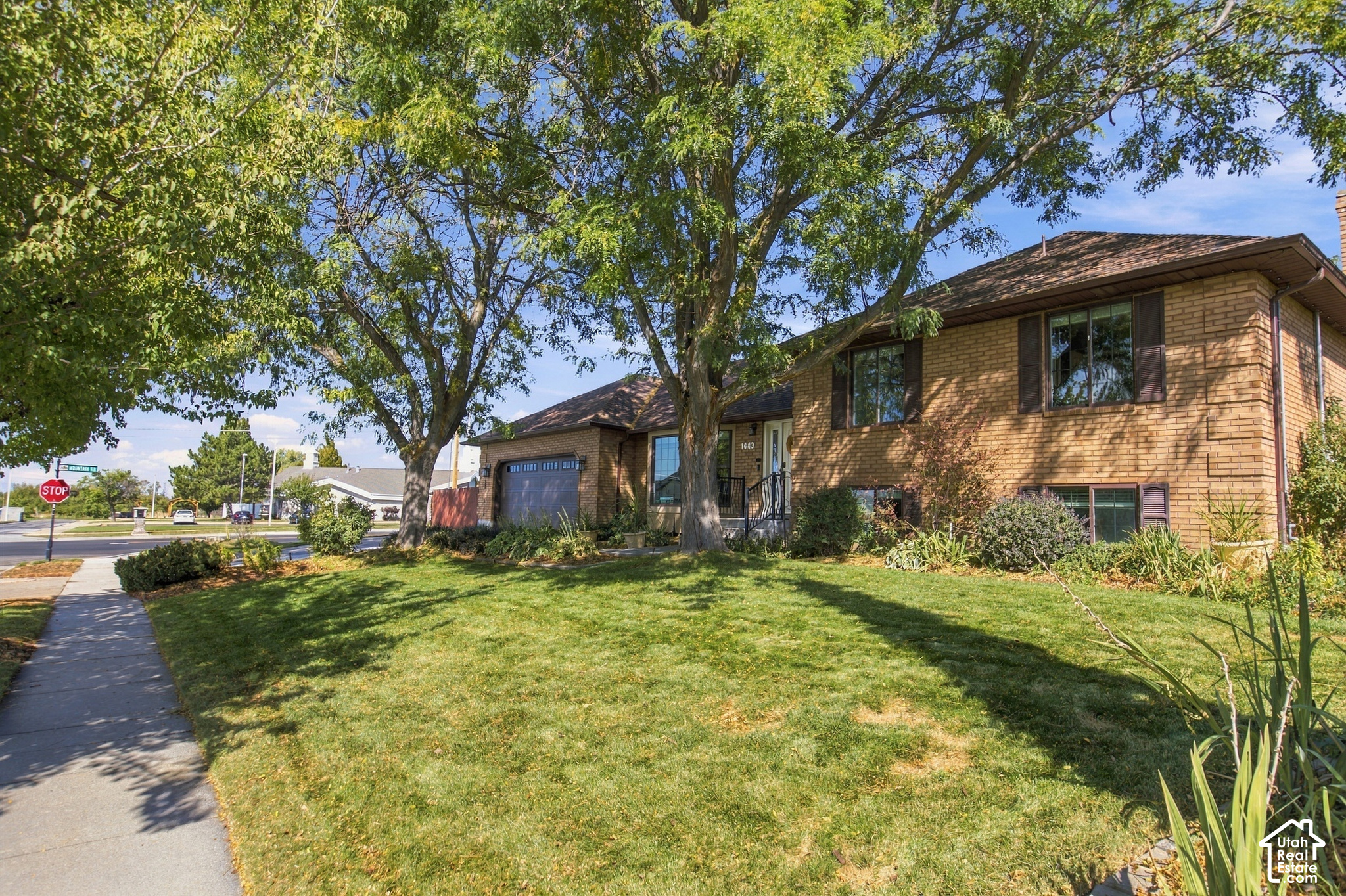 1443 E HILDA DR