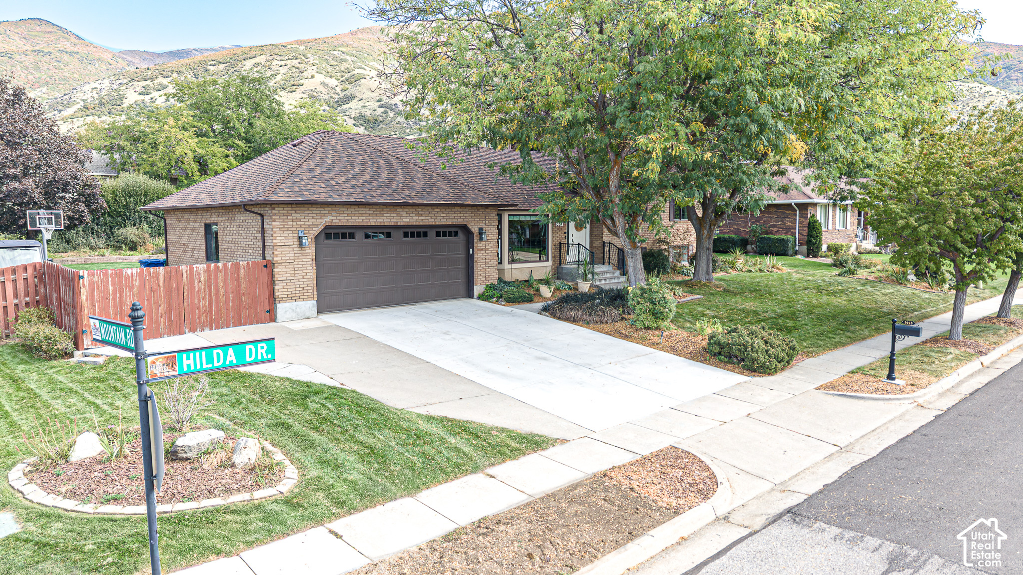 1443 E HILDA DR